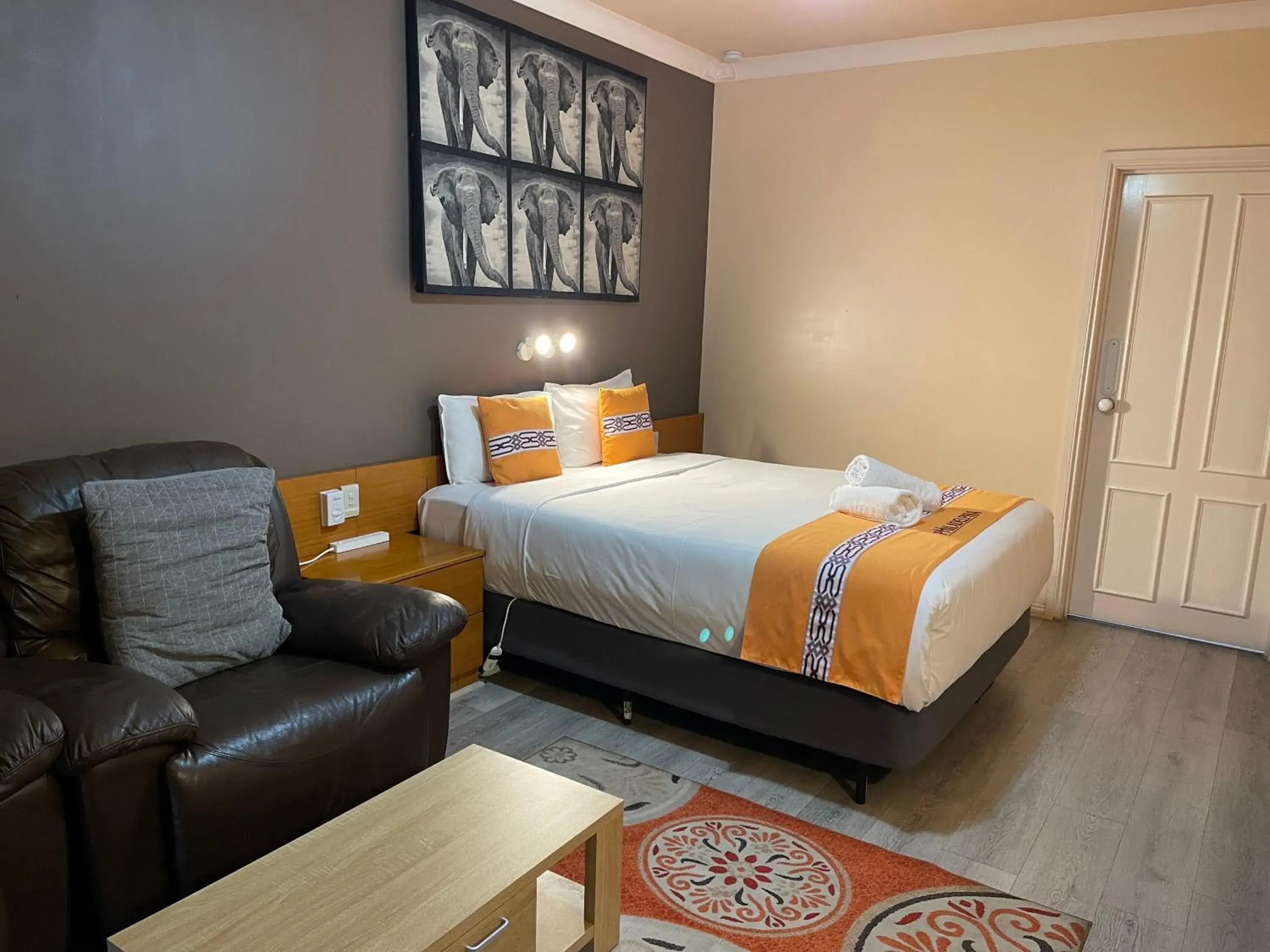 Queen Room with Spa Bath in Philadelphia Motor Inn Queen Room with Spa Bath in Philadelphia Motor Inn