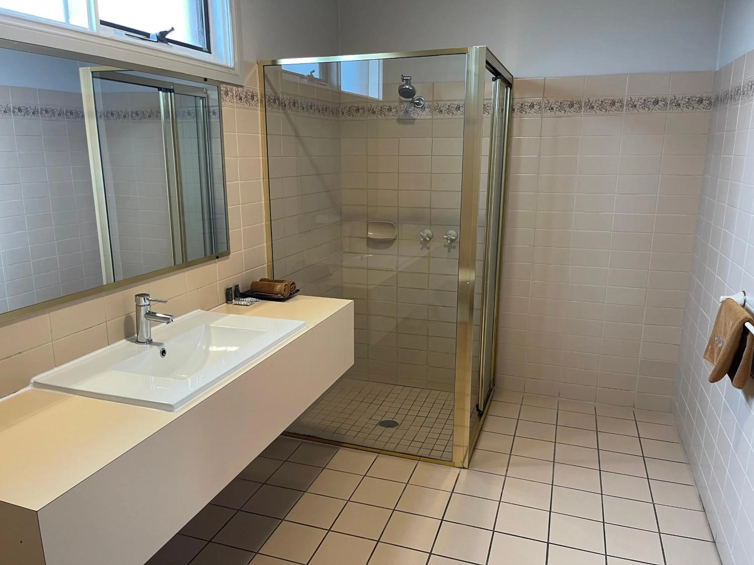 Bathroom in Philadelphia Motor Inn