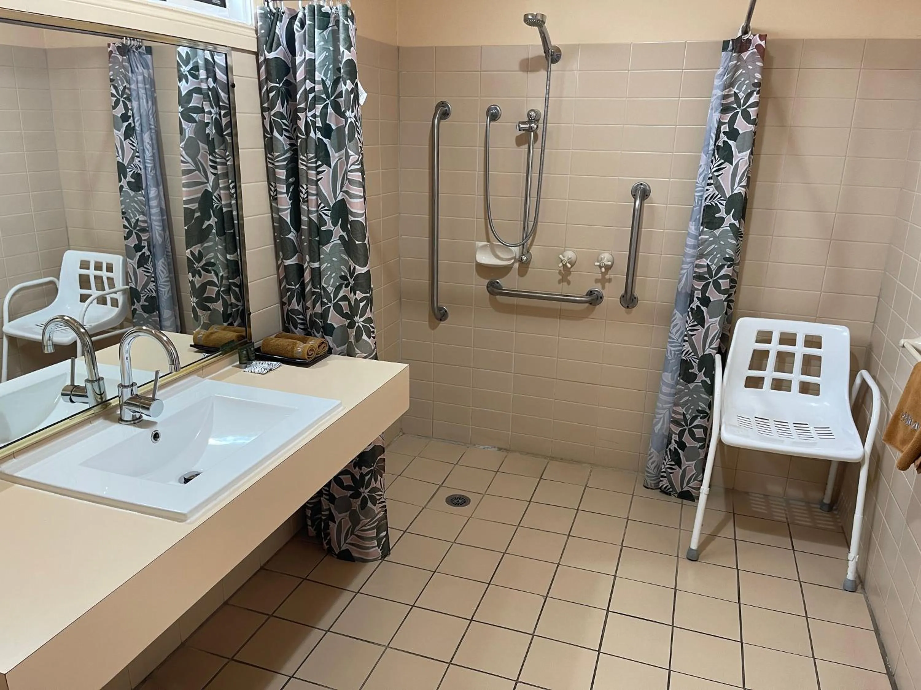 Bathroom in Philadelphia Motor Inn