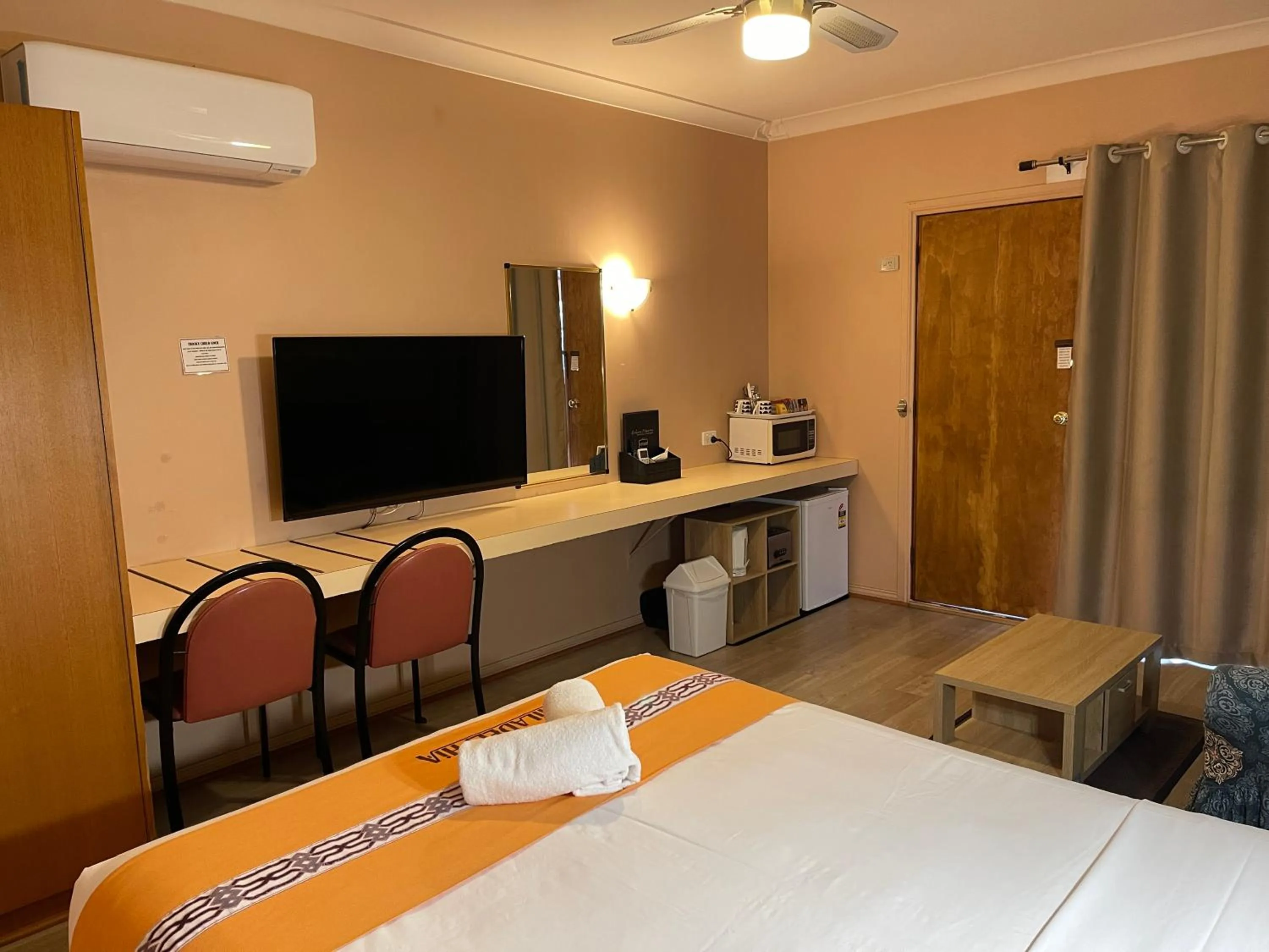 Photo of the whole room, Bed in Philadelphia Motor Inn