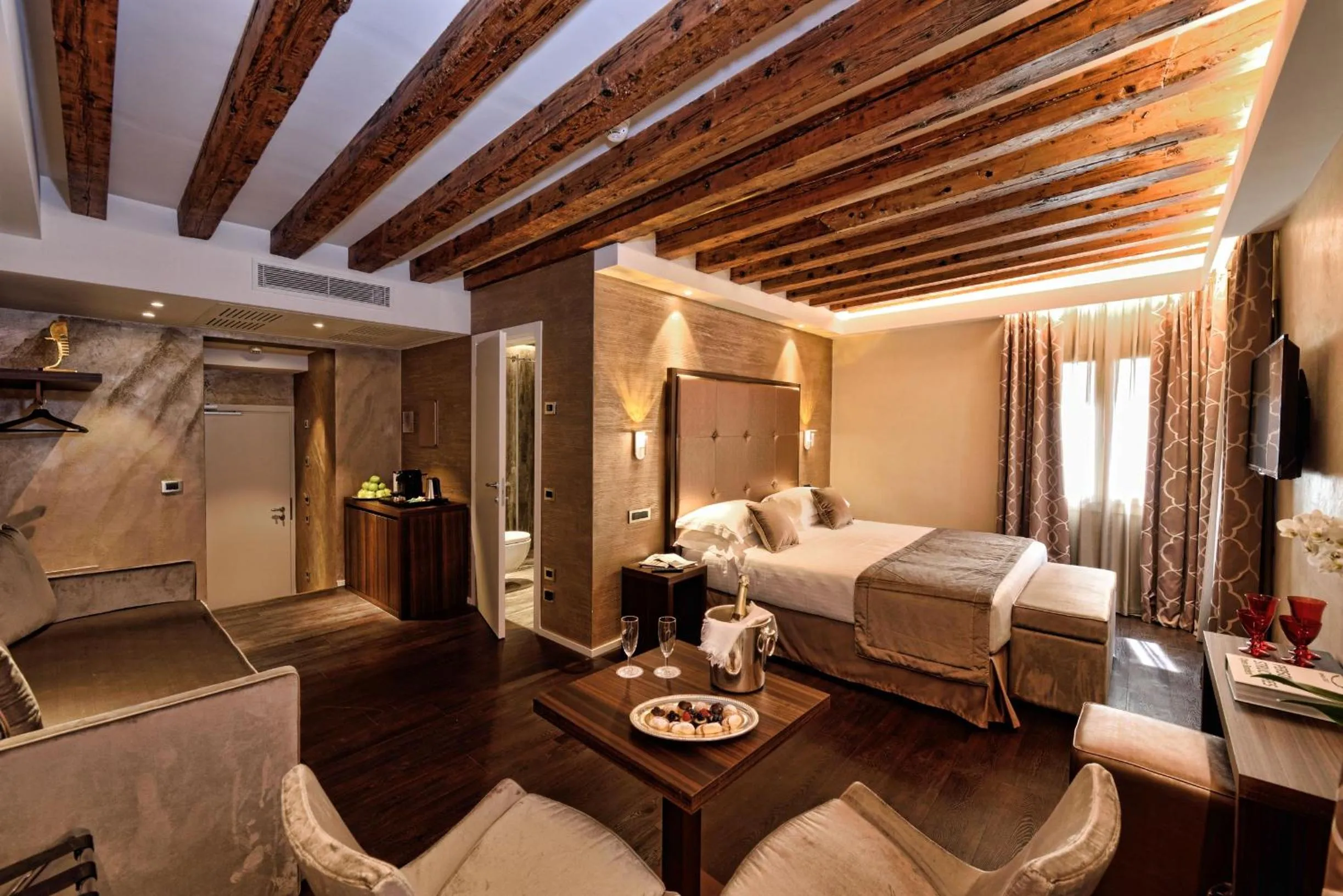 Photo of the whole room, Bed in Rosa Salva Hotel