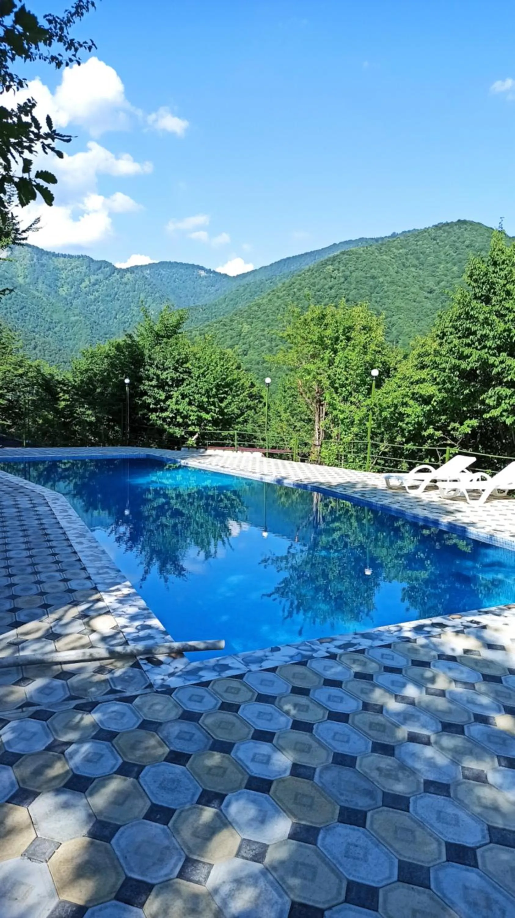 Swimming pool in Kungut Hotel & Restaurant