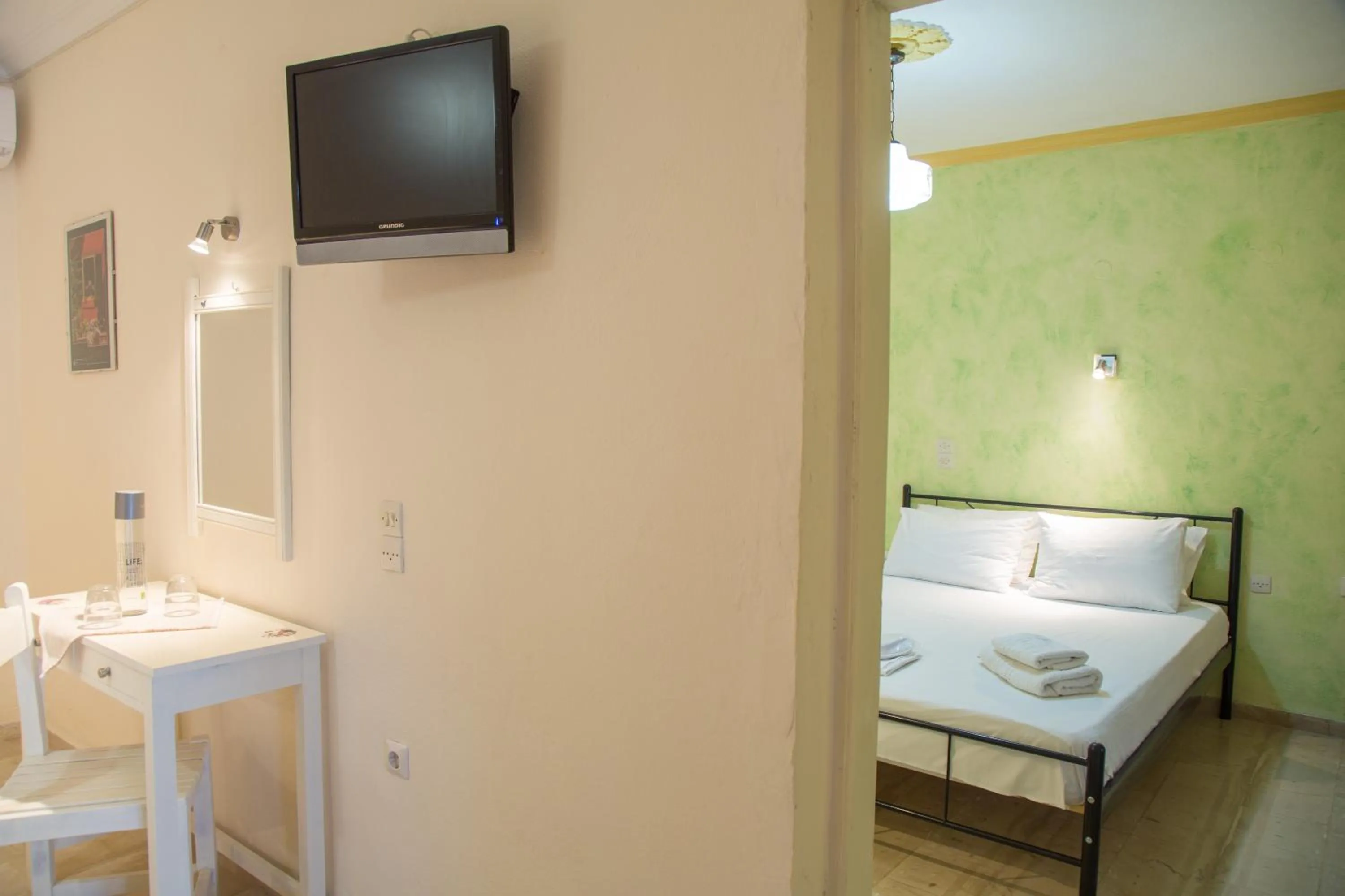 Bedroom, Bed in Aristides Studios