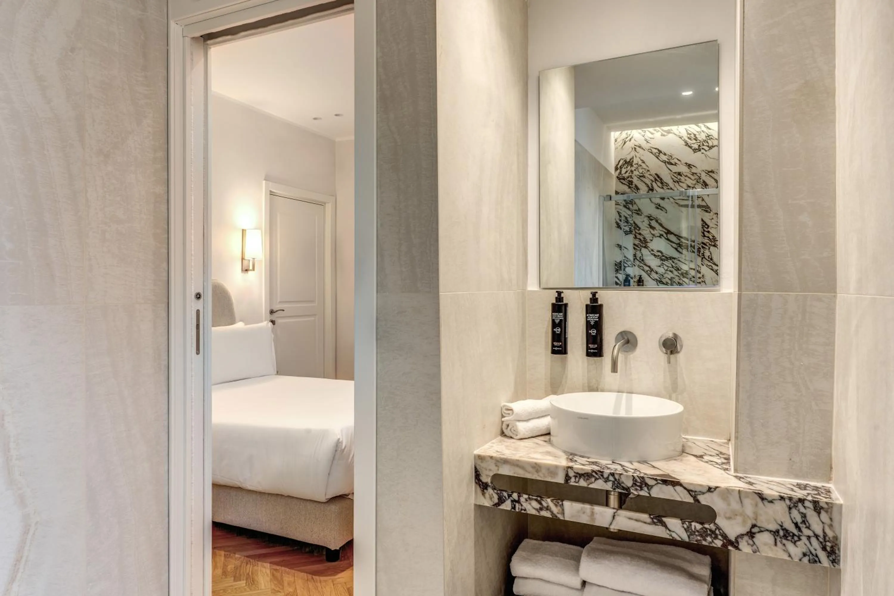Bathroom, Bed in Hotel Fori Imperiali