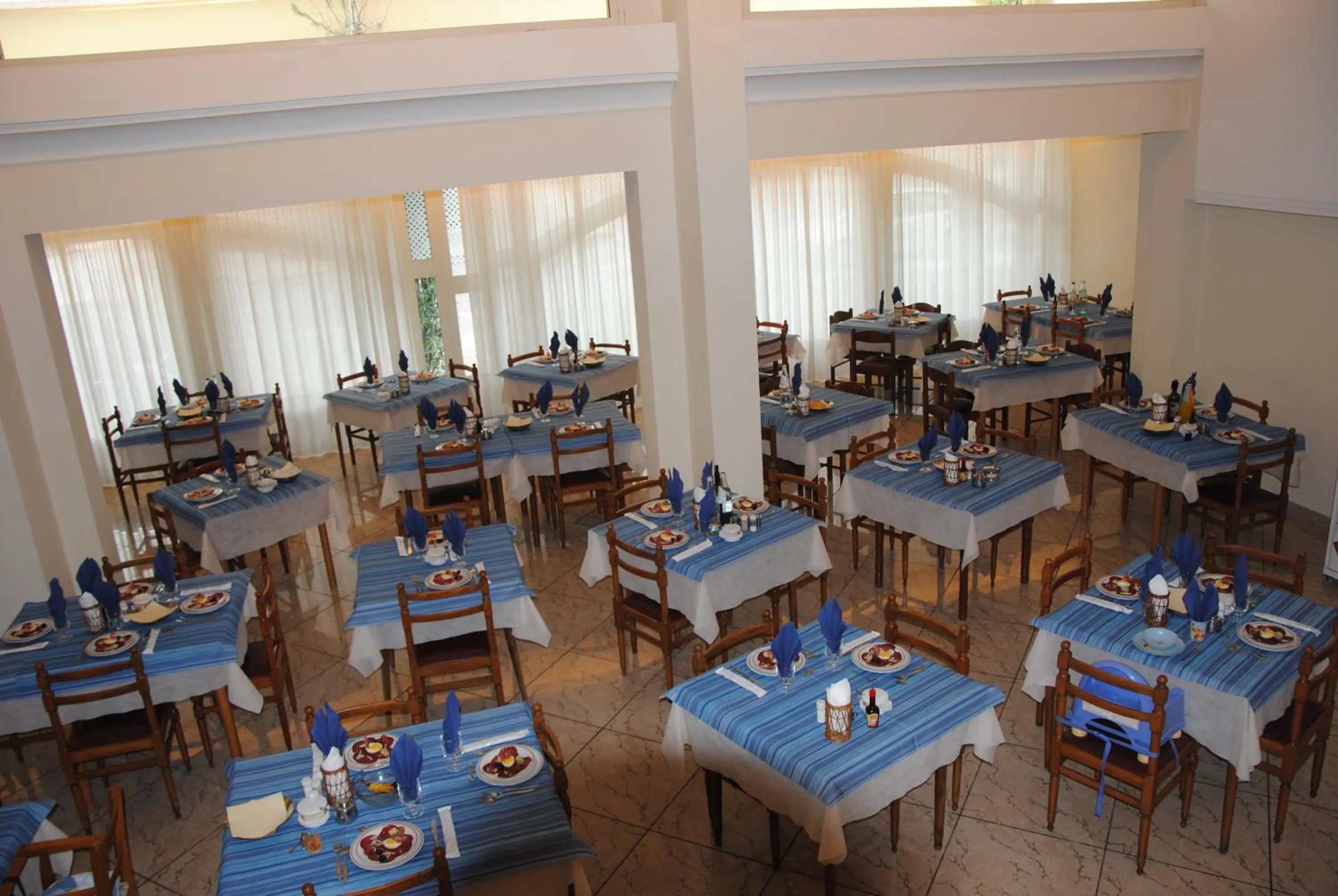 Restaurant/places to eat in Hotel Royal