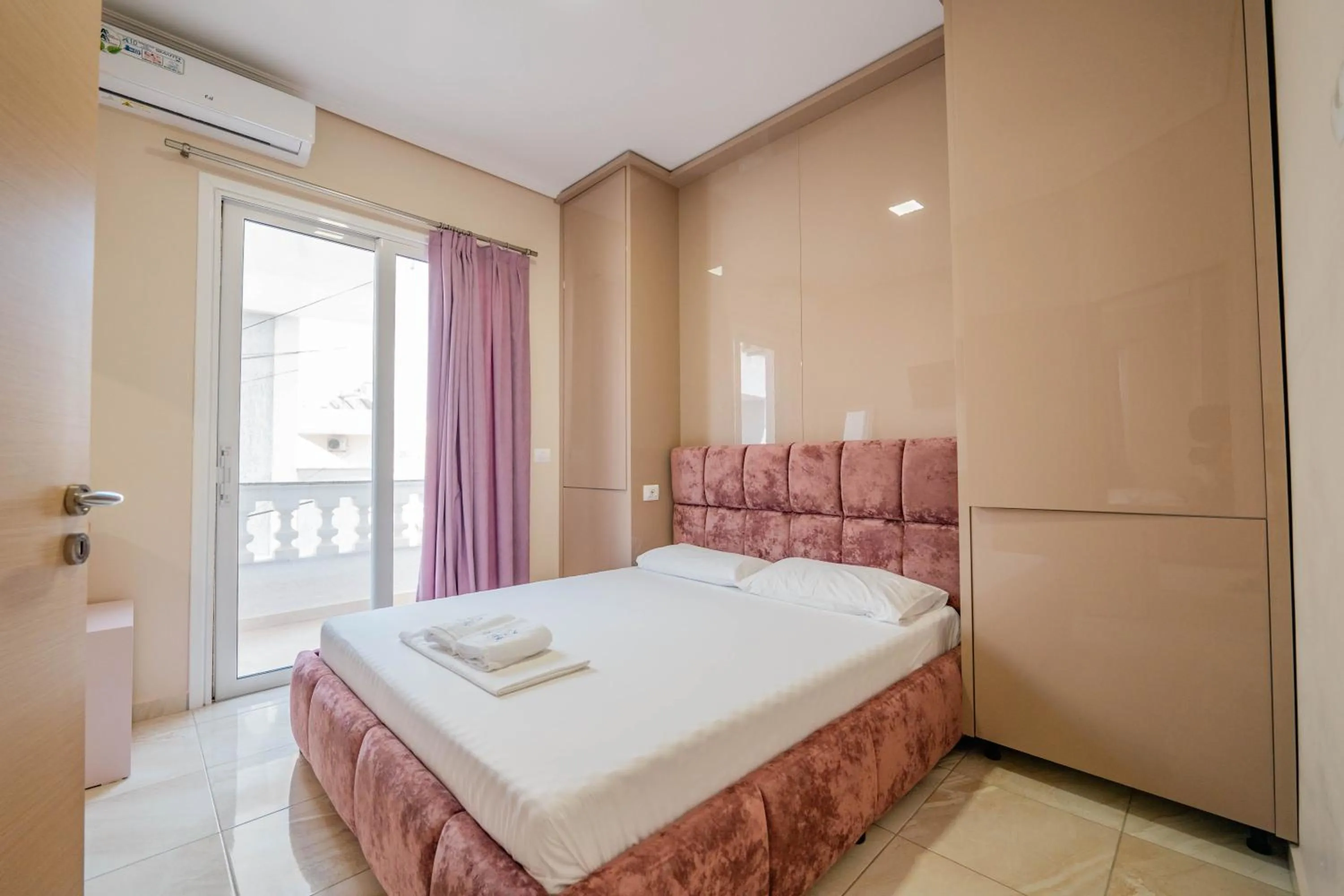 Bed in Vila e Bardhe Butique Hotel