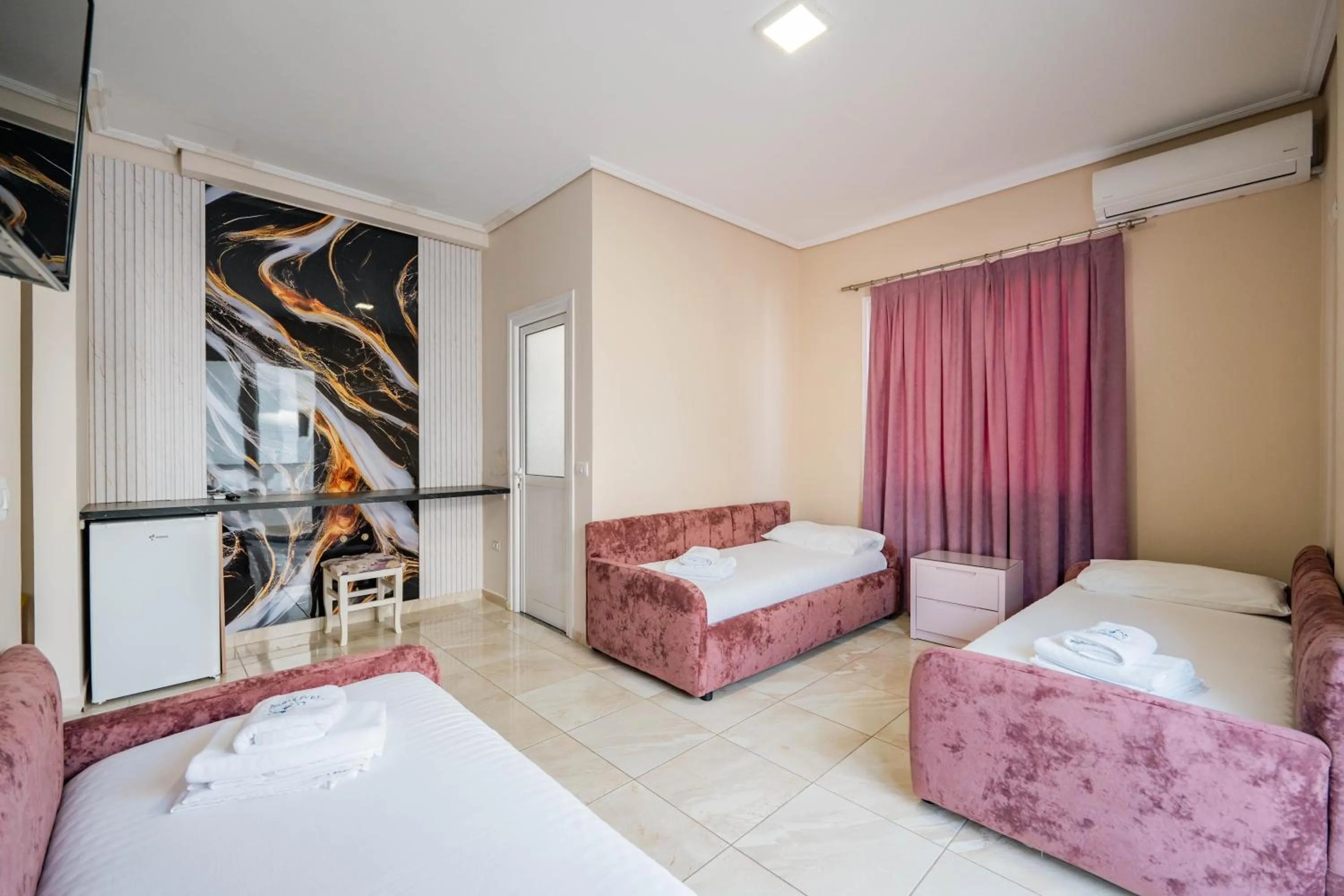 Living room, Bed in Vila e Bardhe Butique Hotel