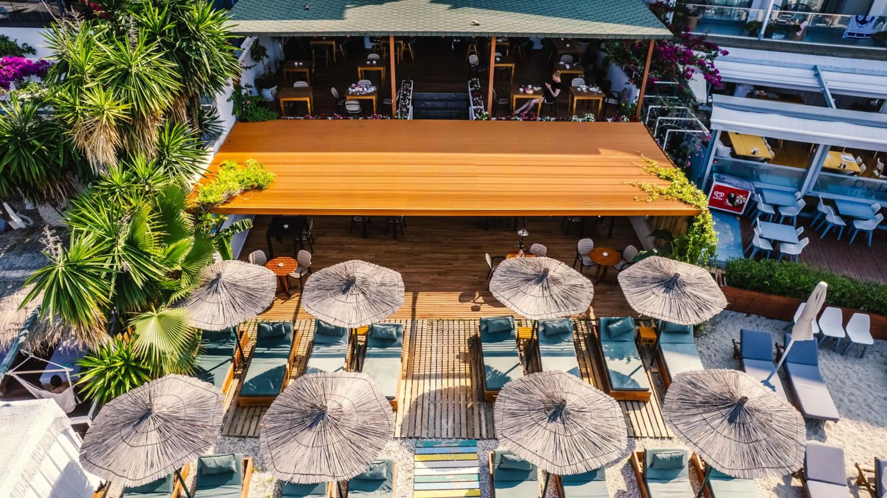 Restaurant/places to eat in Vila e Bardhe Butique Hotel