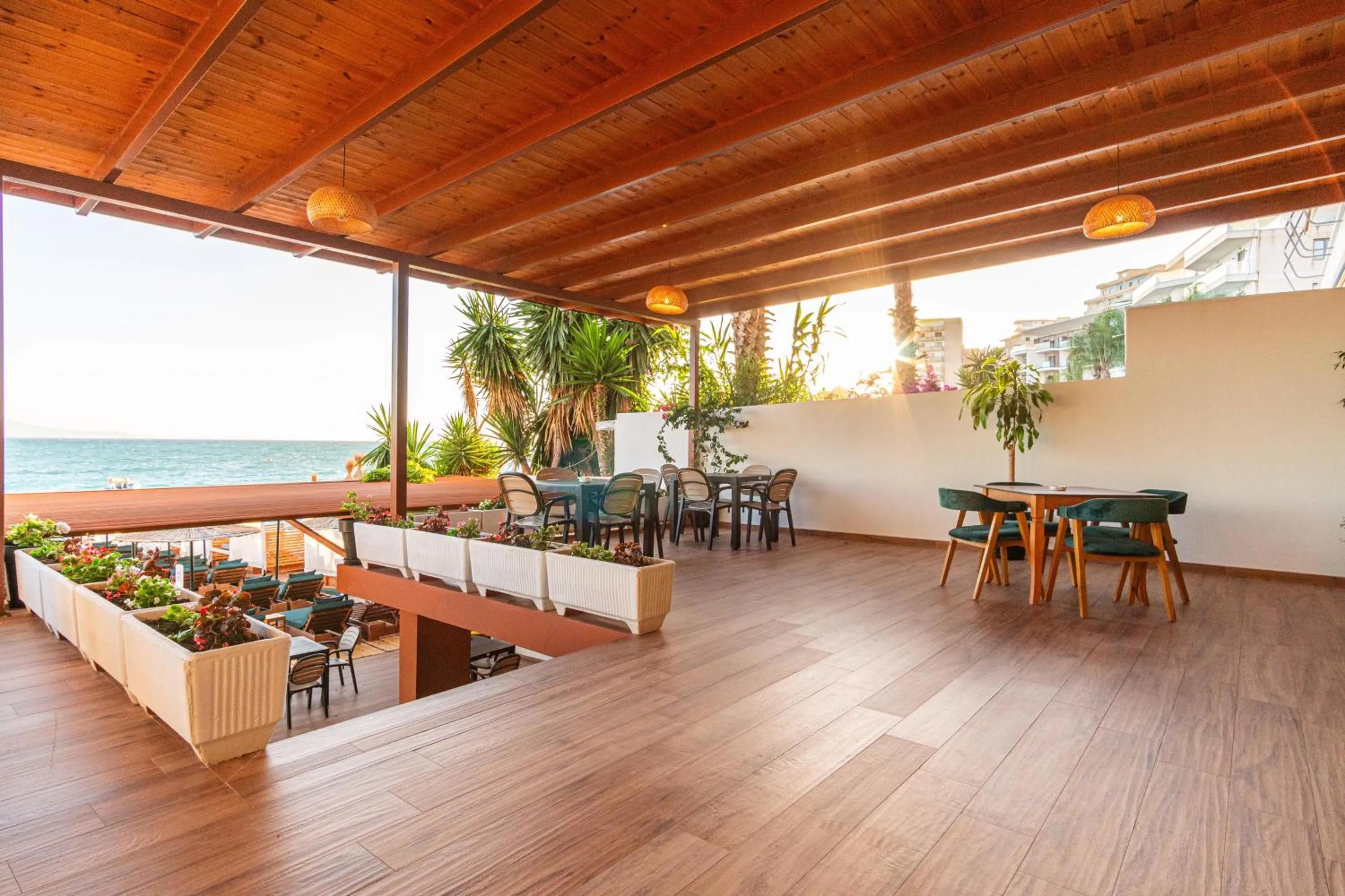 Restaurant/places to eat in Vila e Bardhe Butique Hotel