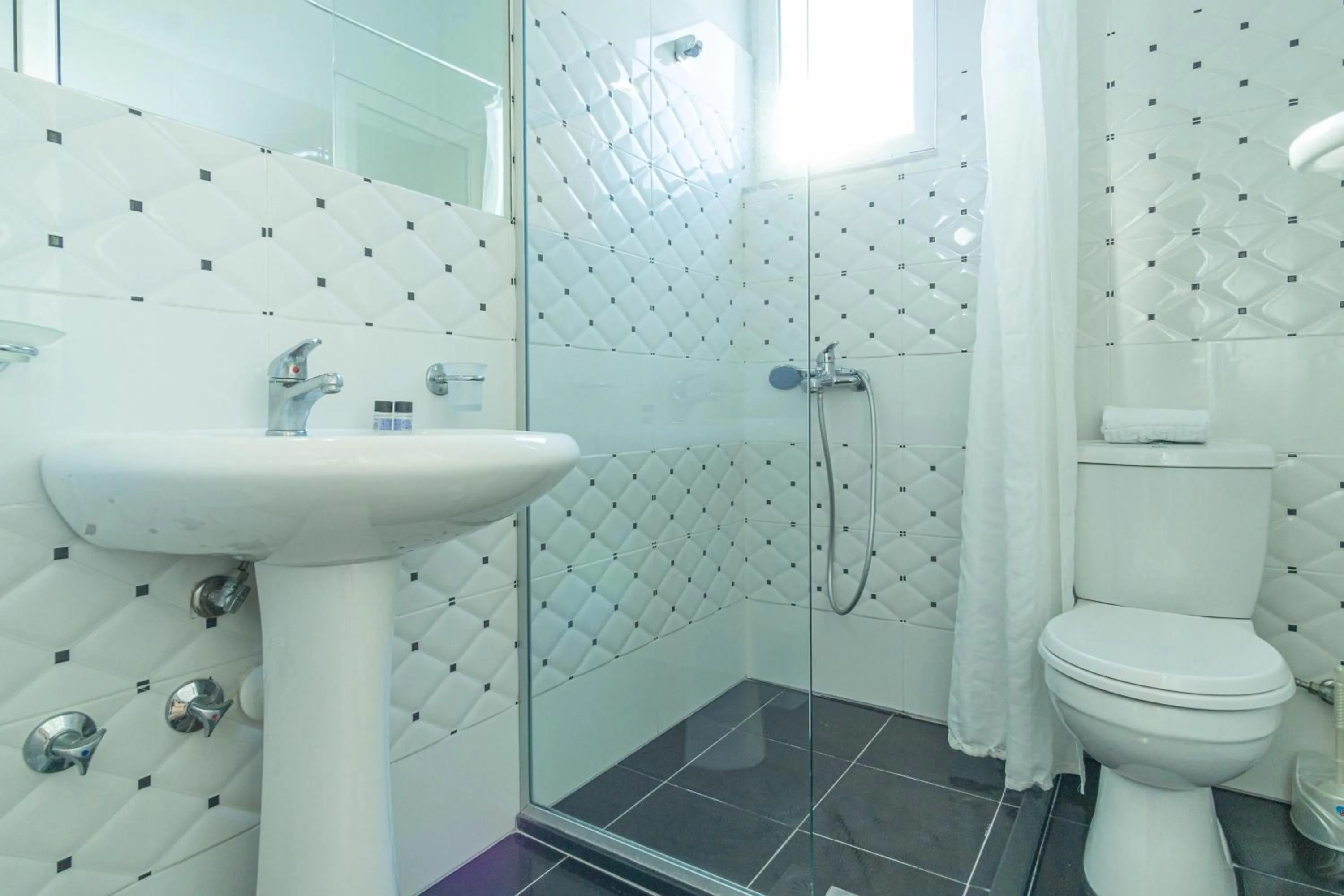 Toilet in Vila e Bardhe Butique Hotel