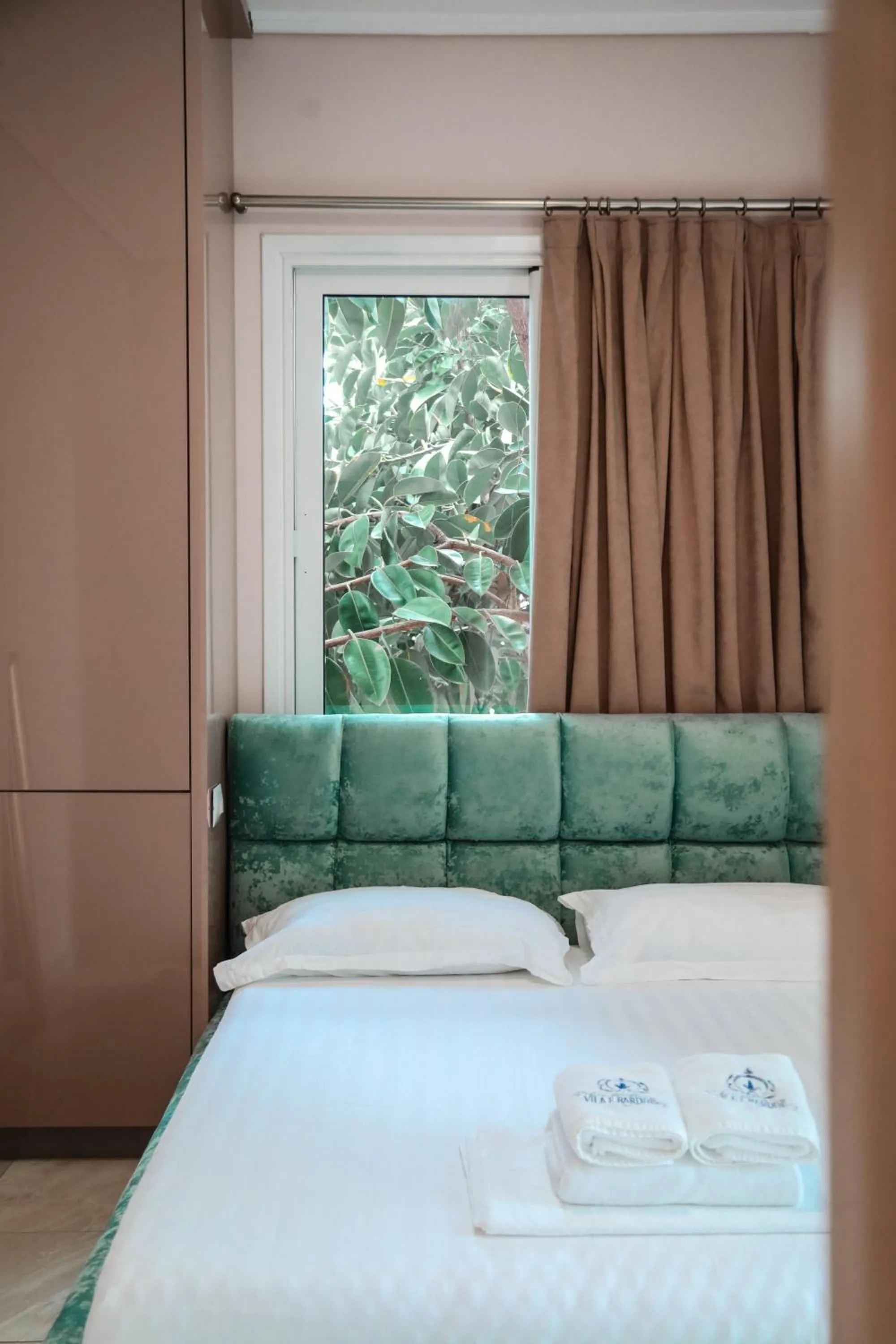 Living room, Bed in Vila e Bardhe Butique Hotel