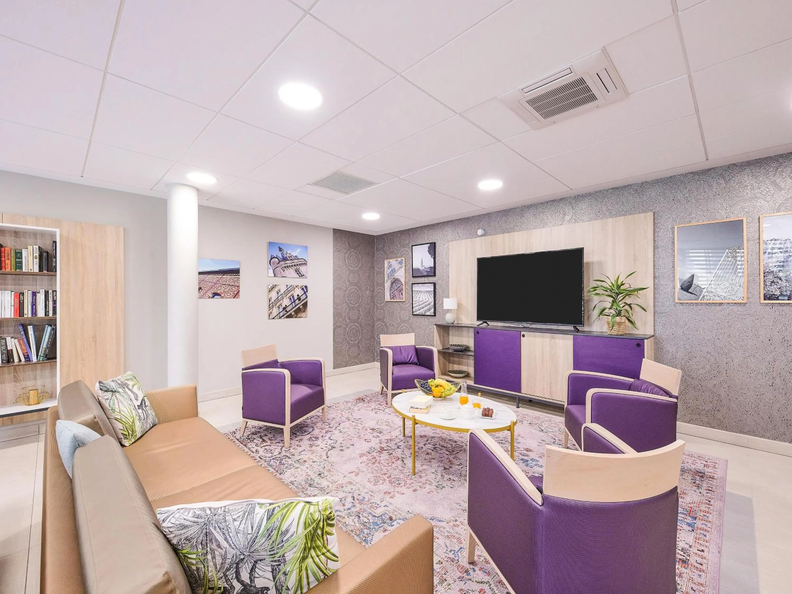 Communal lounge/ TV room in Zenao Appart'hôtels Cenon