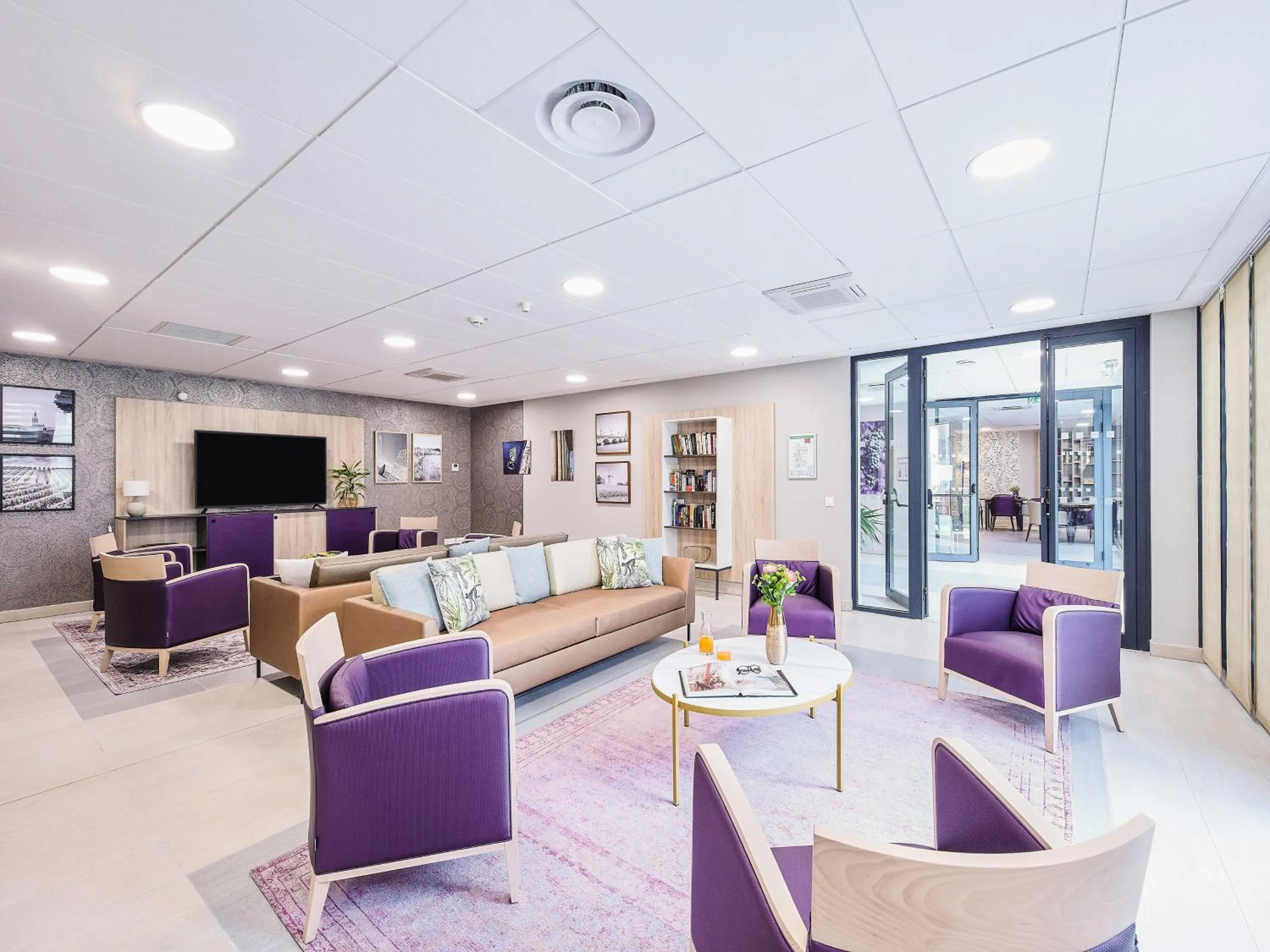 Communal lounge/ TV room in Zenao Appart'hôtels Cenon