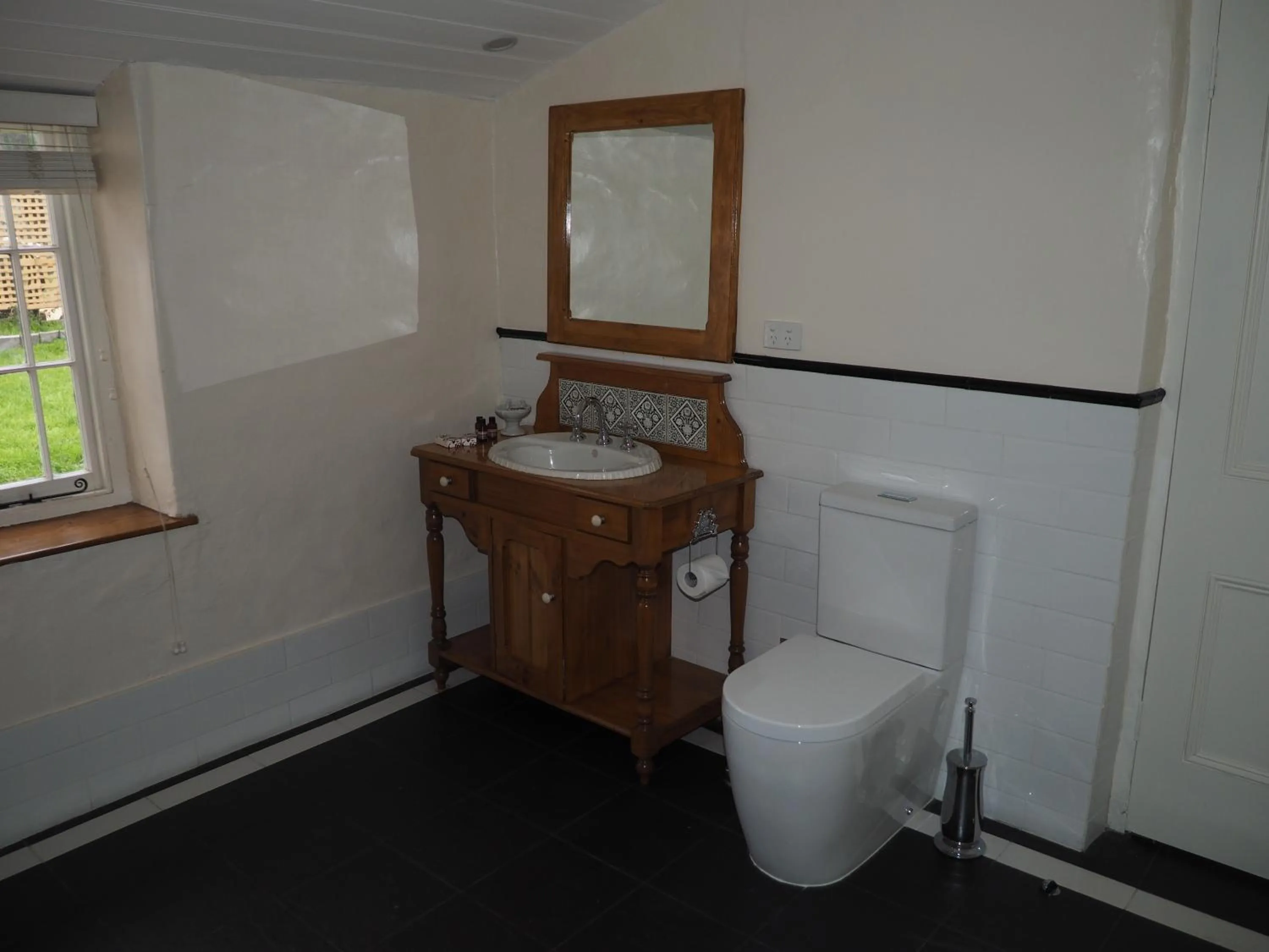 Bathroom in Cobblers Cottage B&B