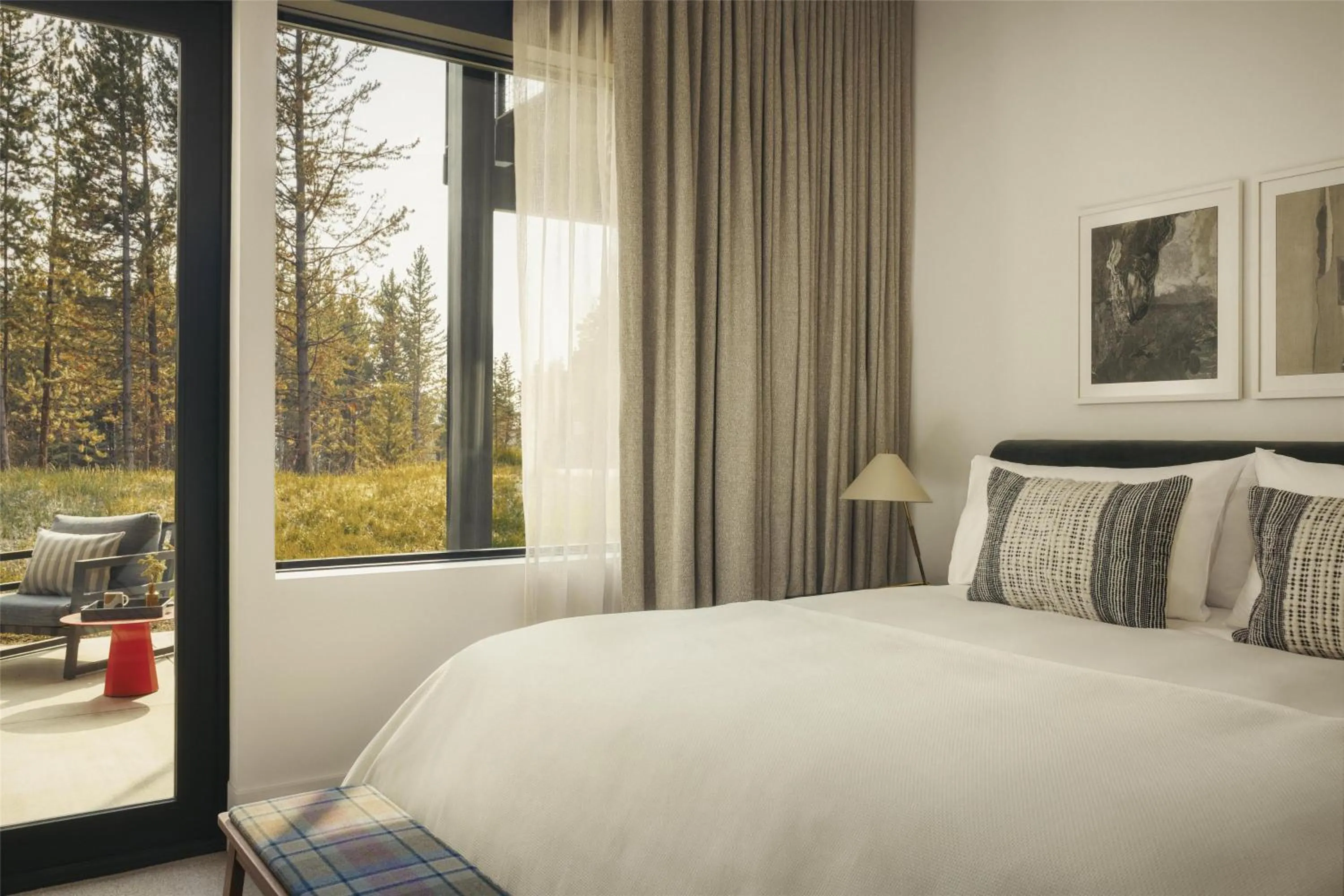 Photo of the whole room, Bed in One&Only Moonlight Basin