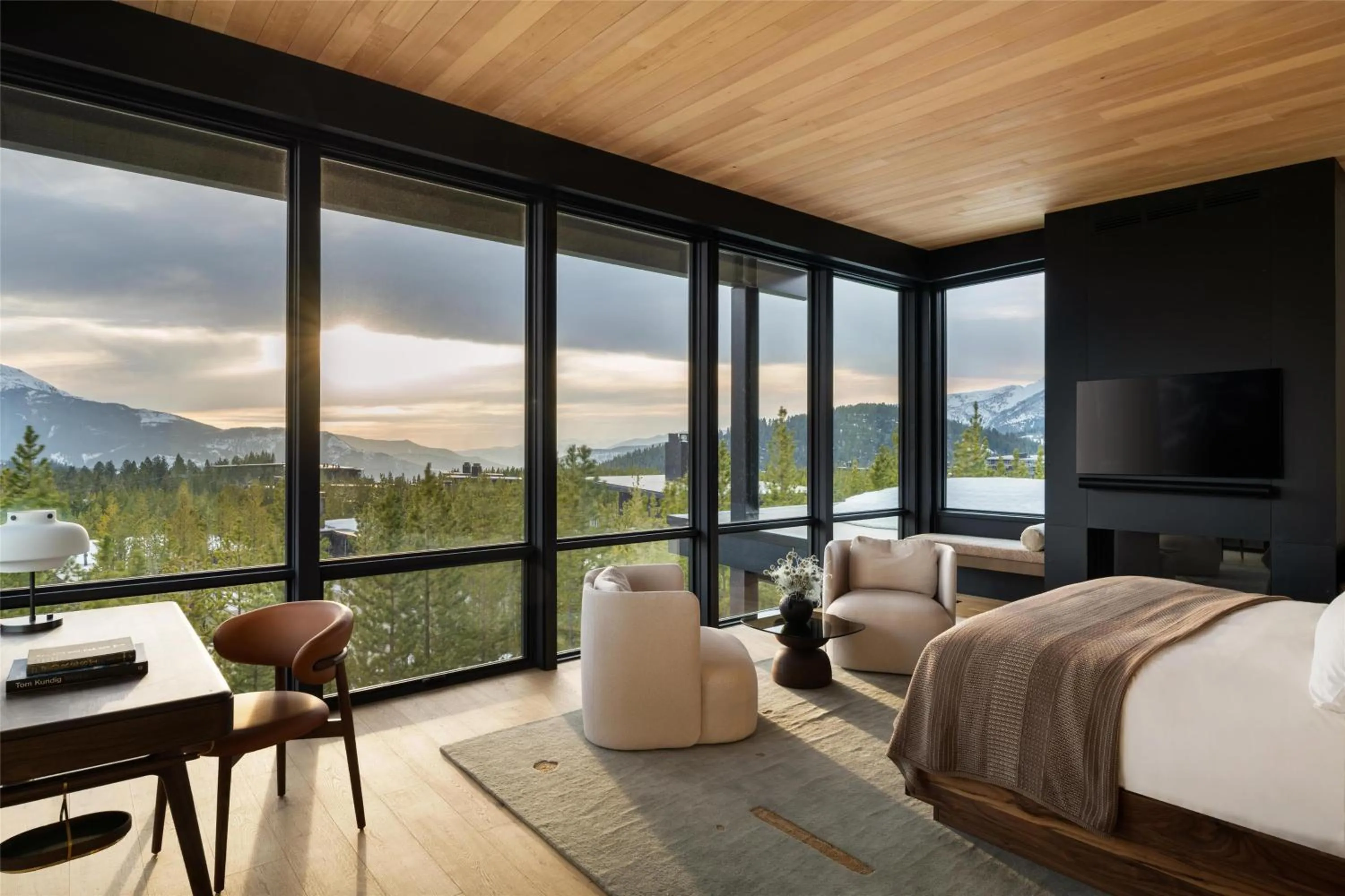 Photo of the whole room, Bed in One&Only Moonlight Basin