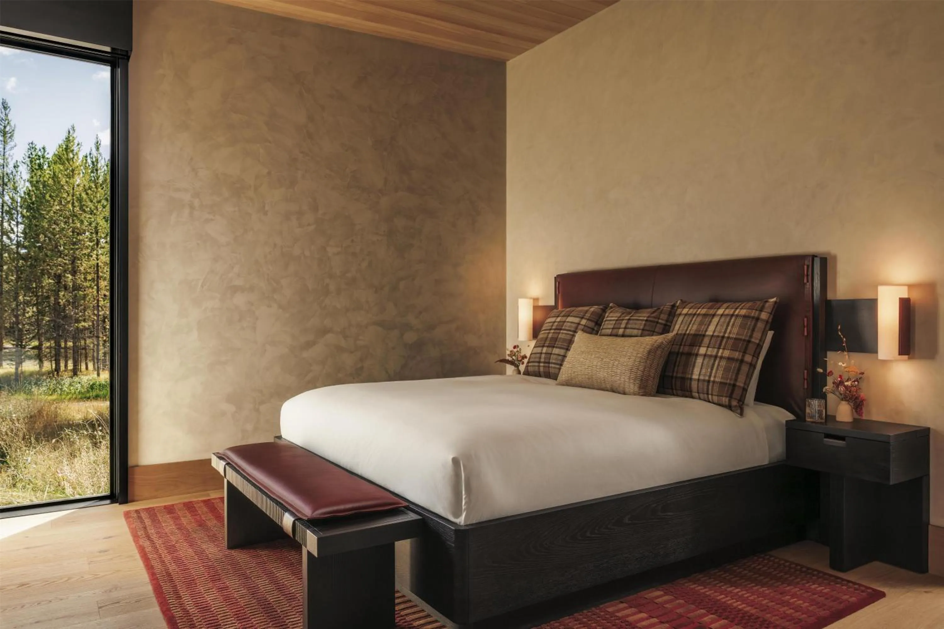 Photo of the whole room, Bed in One&Only Moonlight Basin