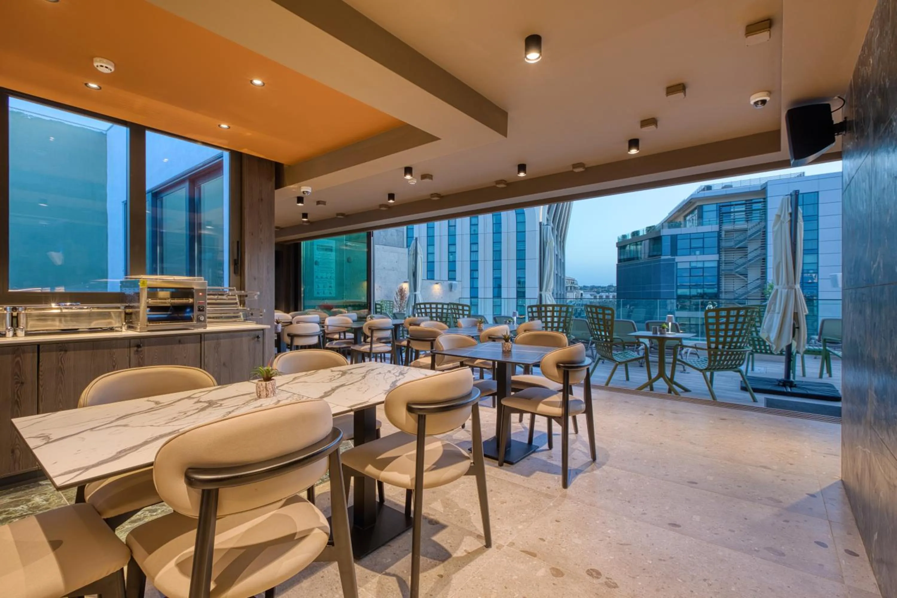 Restaurant/places to eat in VITA Hotel & Rooftop