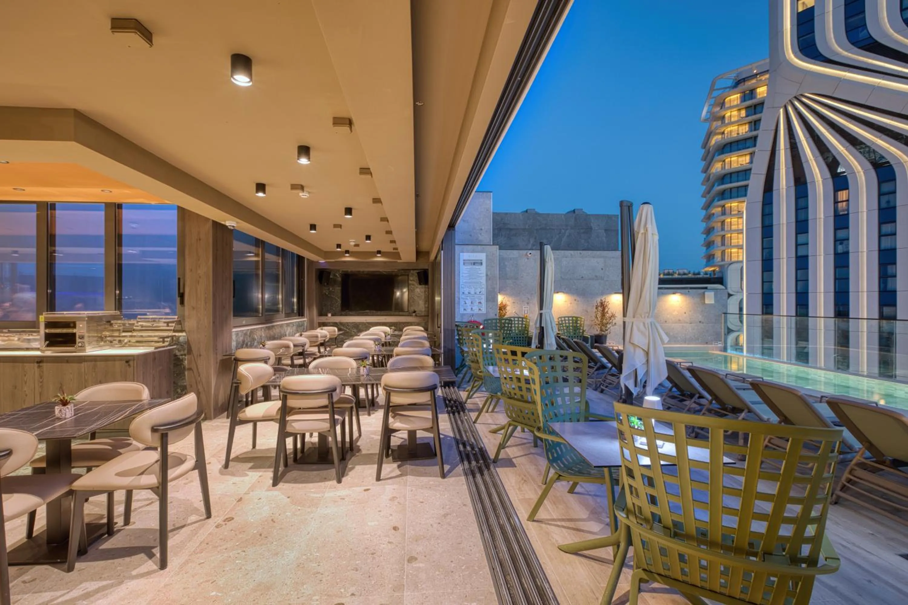 Restaurant/places to eat in VITA Hotel & Rooftop