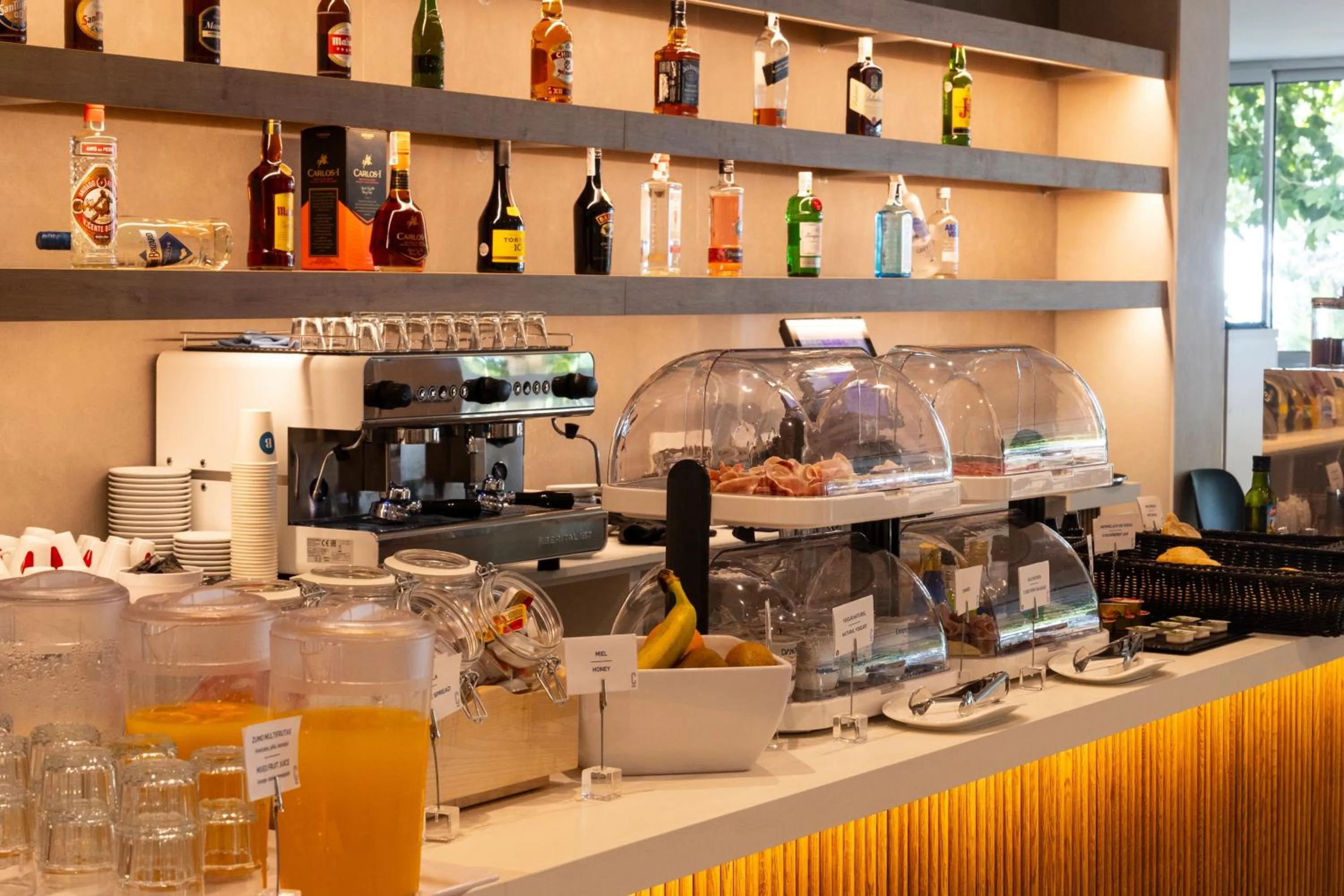 Lounge or bar in Hotel Calella by Beatriz Hoteles