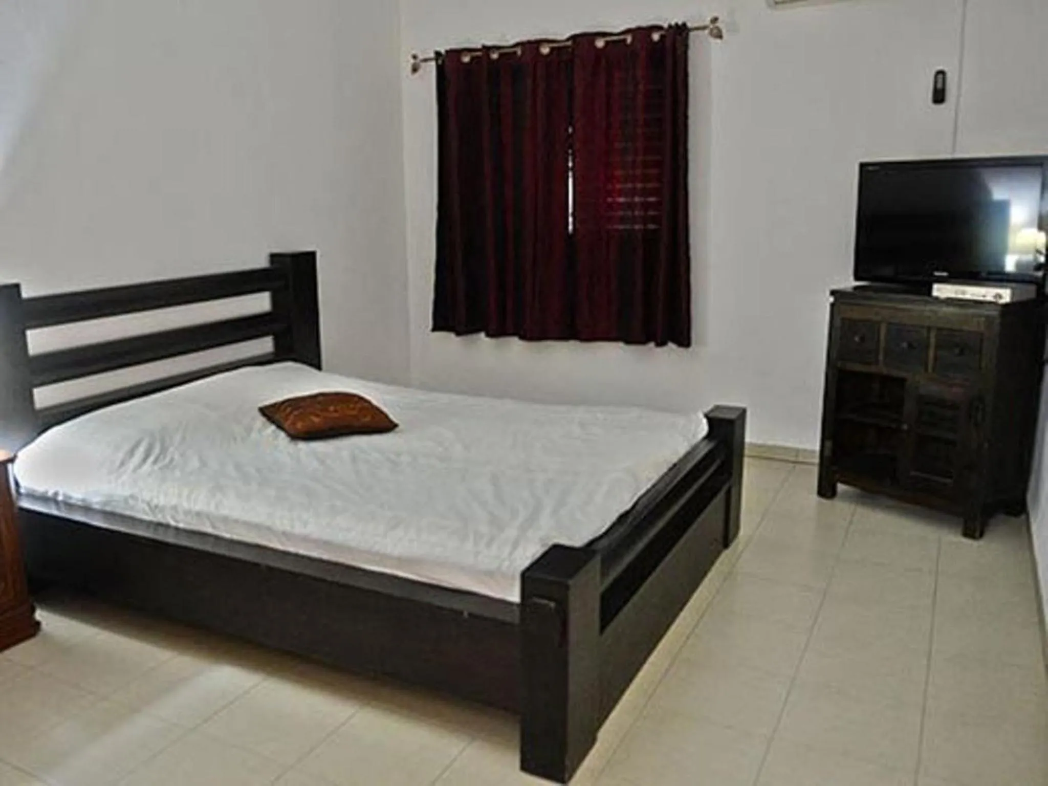 Communal lounge/ TV room, Bed in Lea's - Spirit of the Galilee