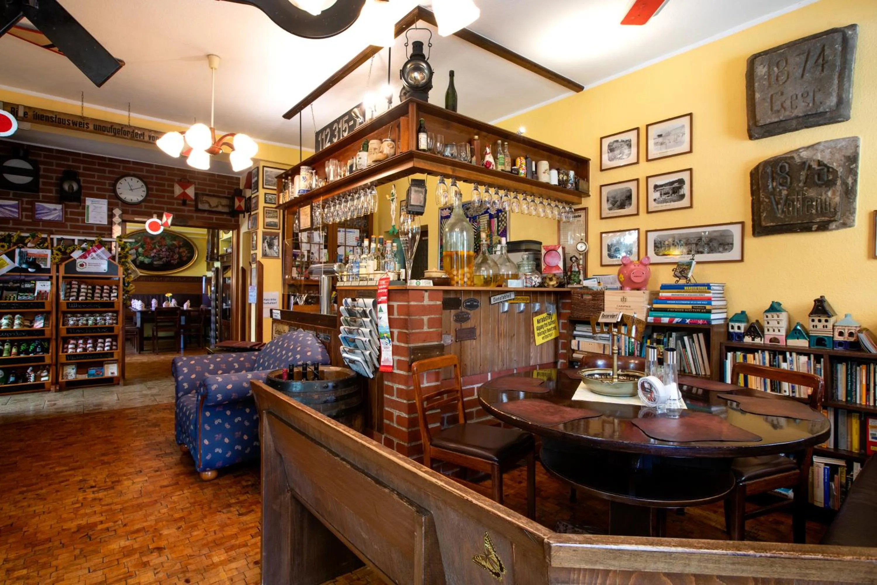 Library in Hotel Brückenschänke