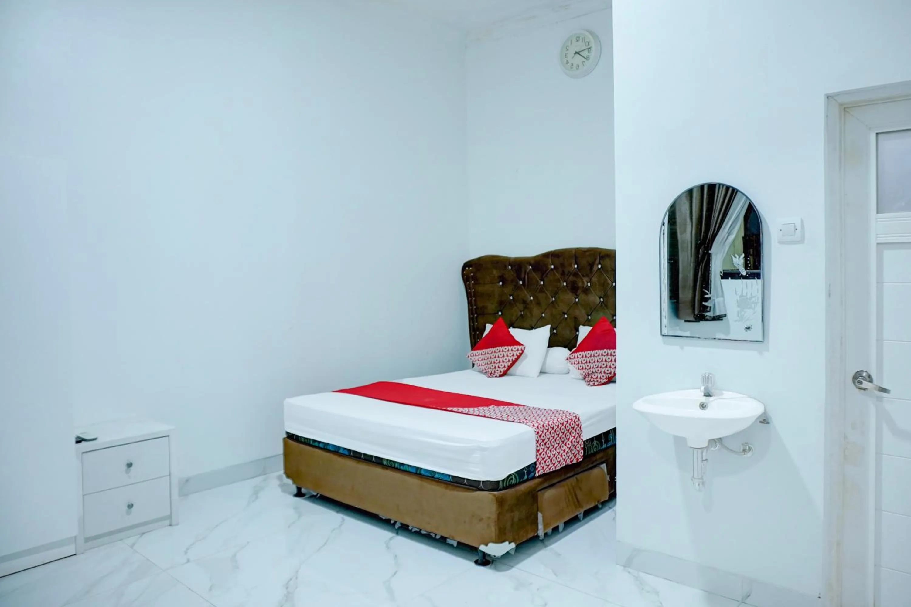 Bedroom, Bed in Hotel O Stasiun Cirebon Kejaksan Near Alun Alun Cirebon Formerly Family Homestay