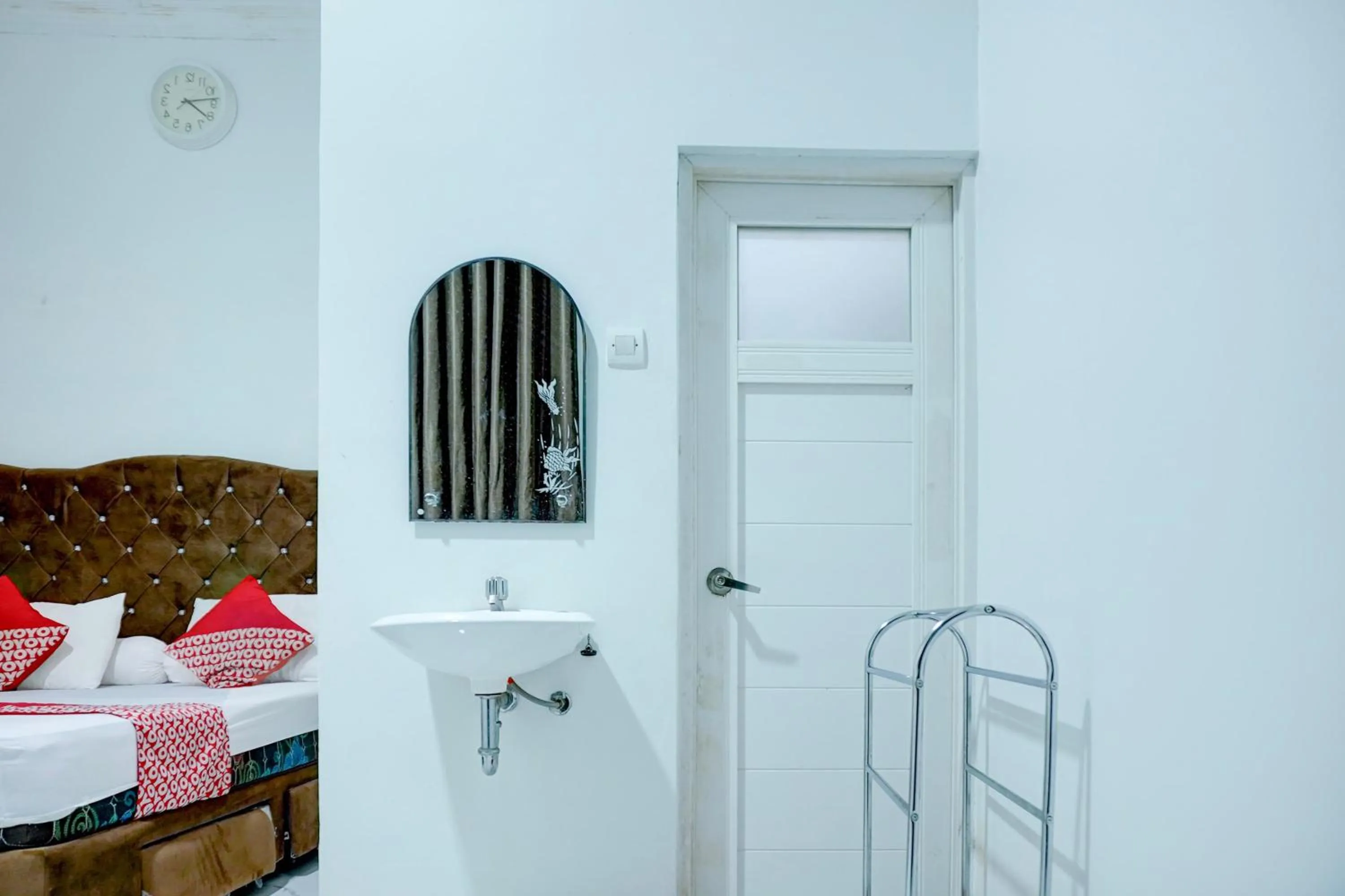 Bedroom, Bed in Hotel O Stasiun Cirebon Kejaksan Near Alun Alun Cirebon Formerly Family Homestay