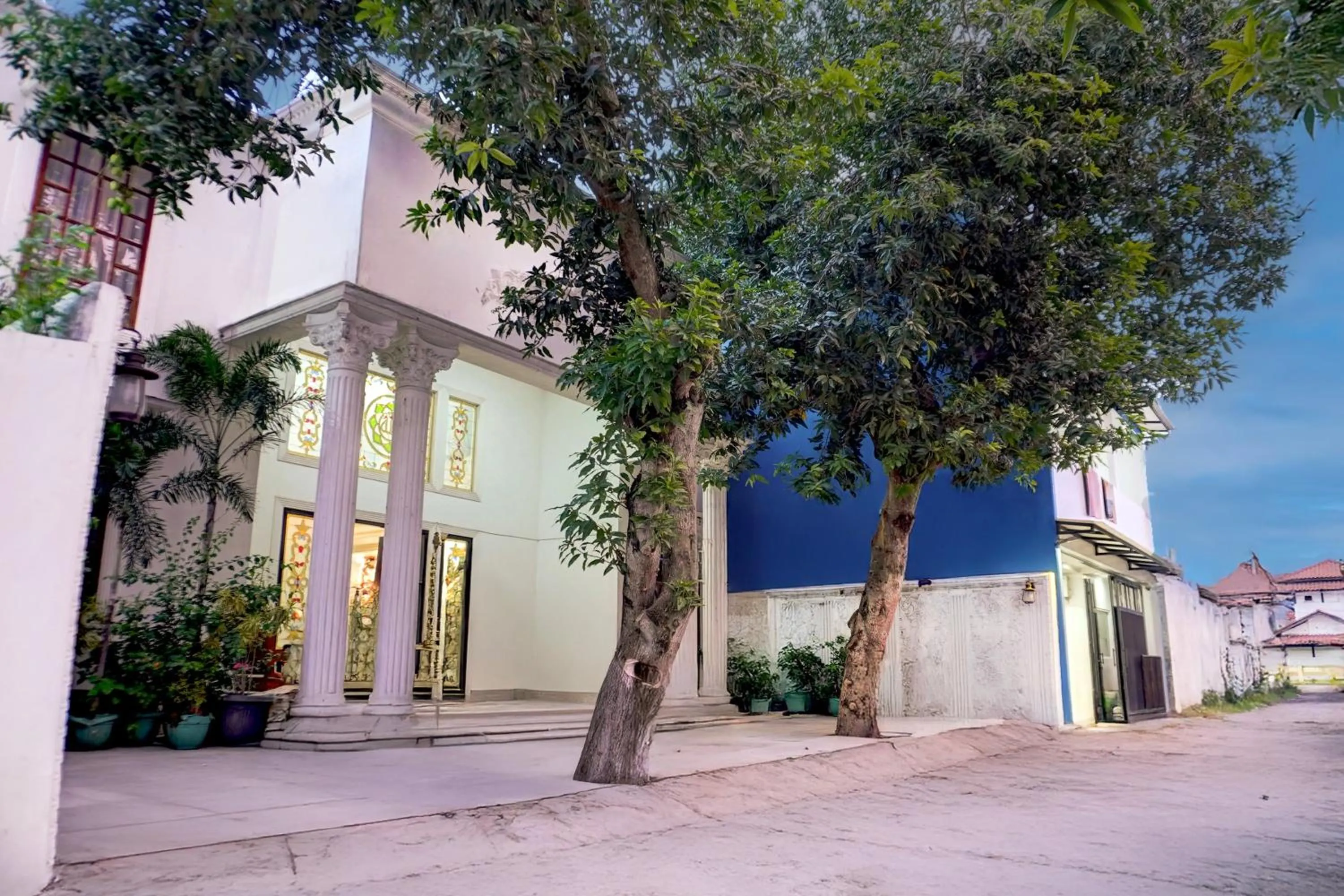 Facade/entrance in Hotel O Stasiun Cirebon Kejaksan Near Alun Alun Cirebon Formerly Family Homestay