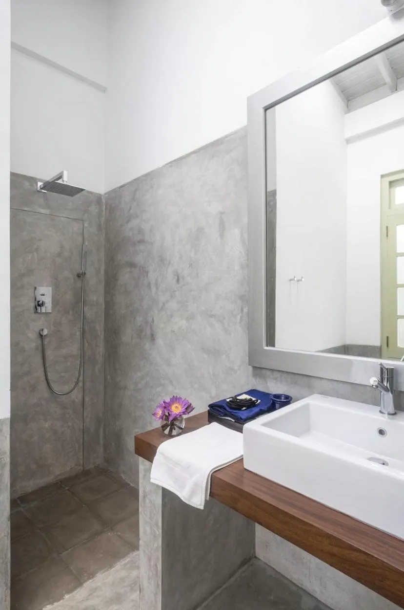 Shower in The Fort Printers