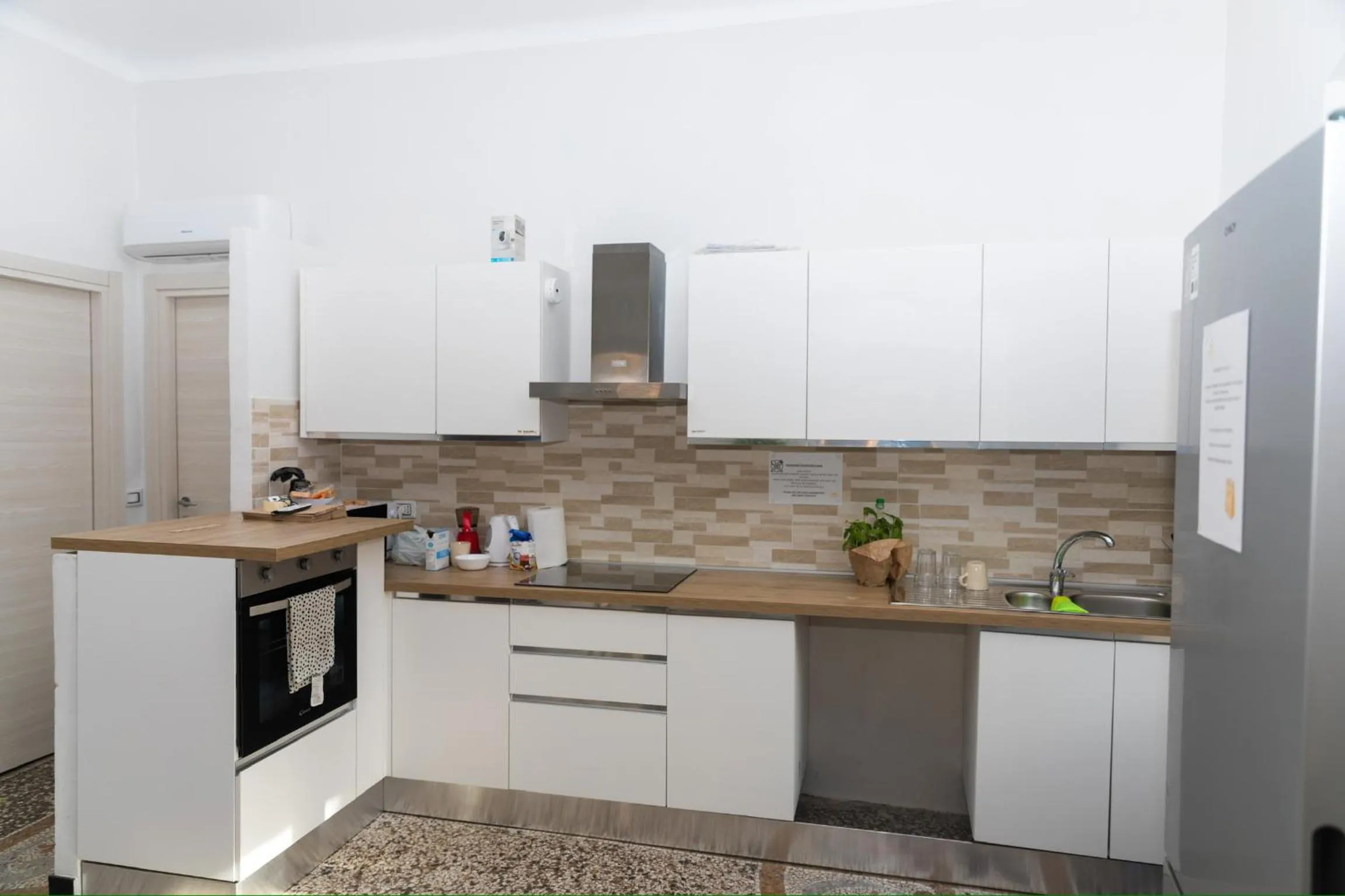 Communal kitchen in Hostel Bosmi Bed&Language Liguria