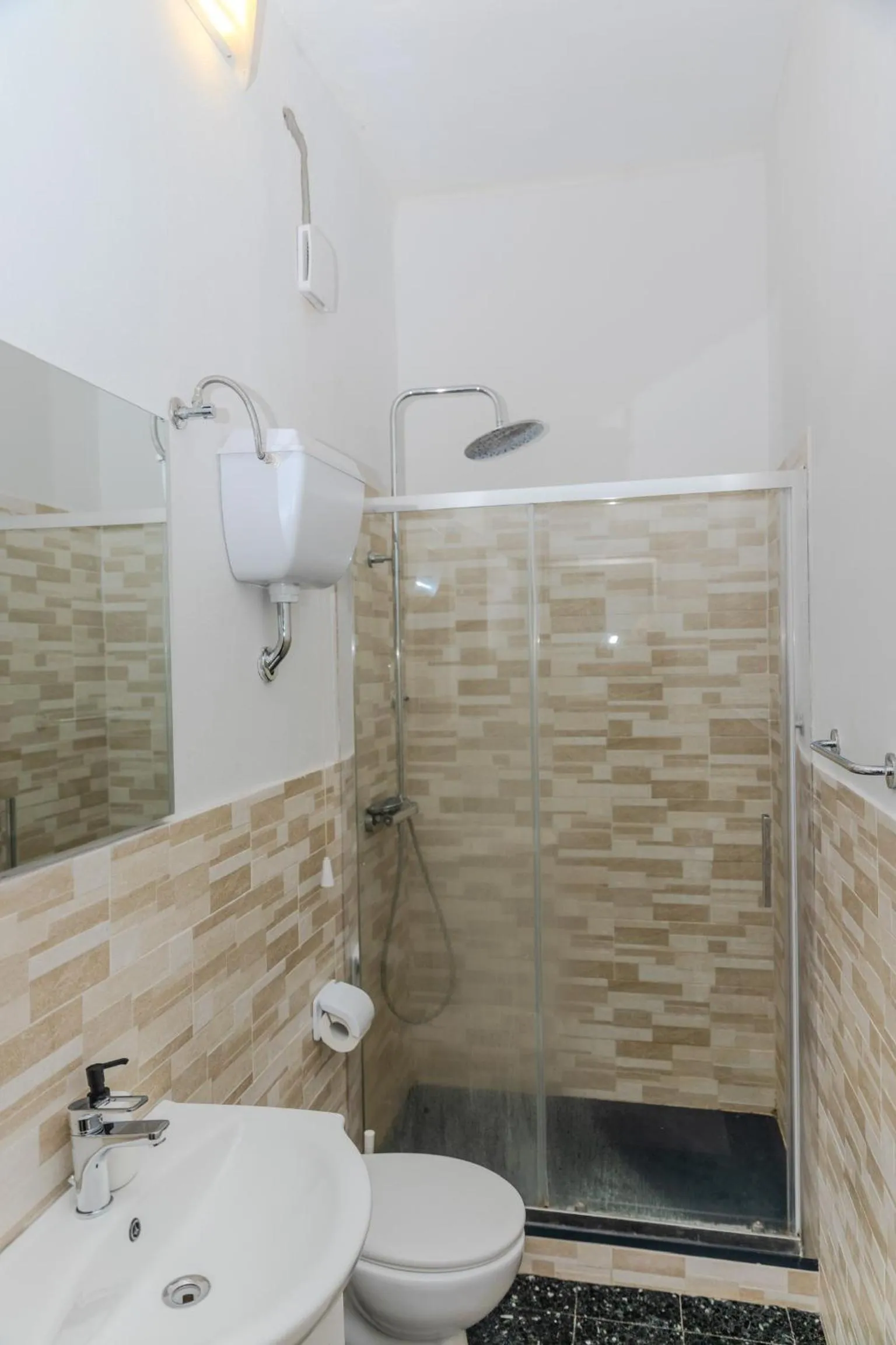 Shower in Hostel Bosmi Bed&Language Liguria