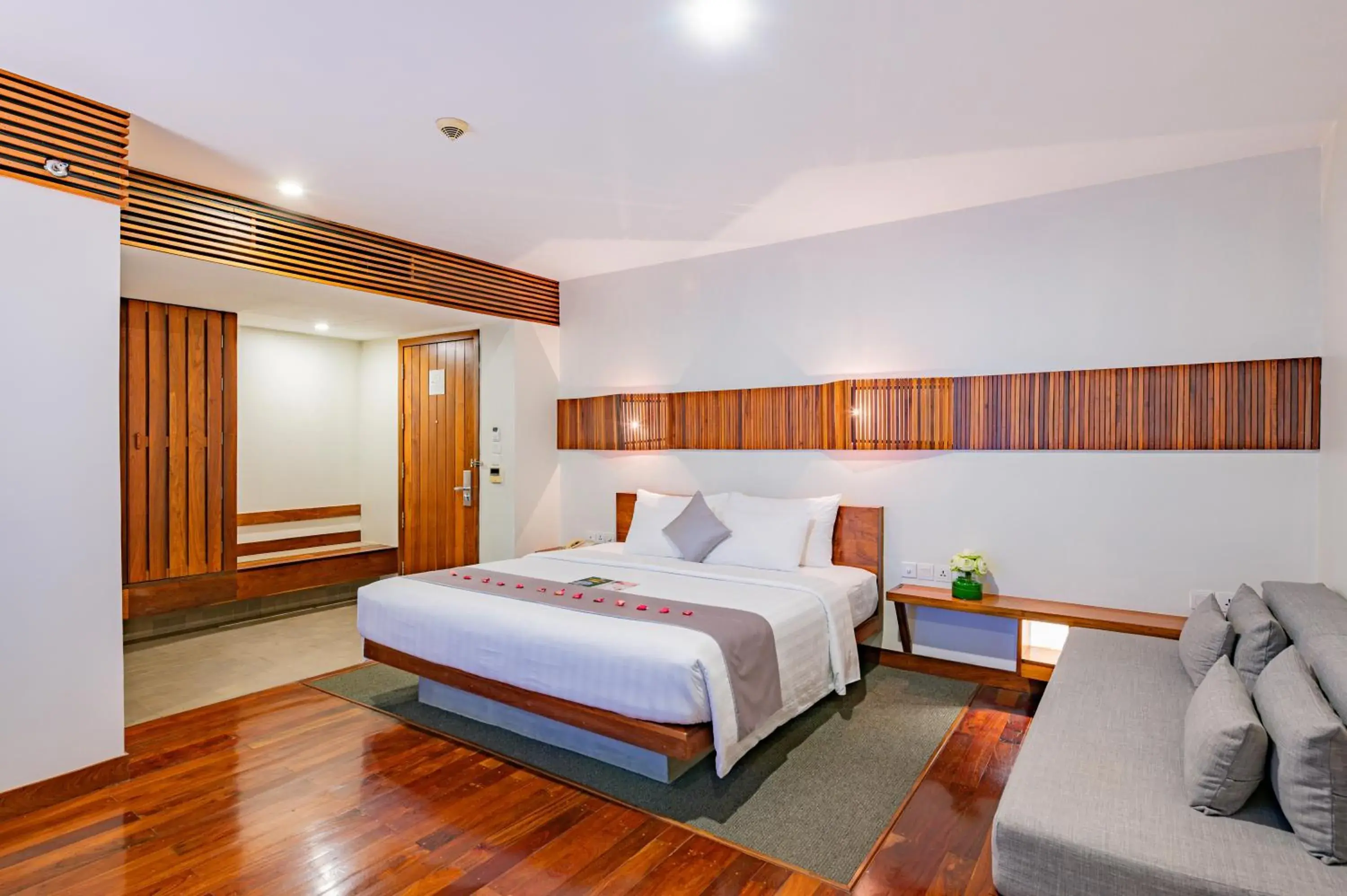 Deluxe Double Room with Pool View in Somadevi Residence Deluxe Double Room with Pool View in Somadevi Residence