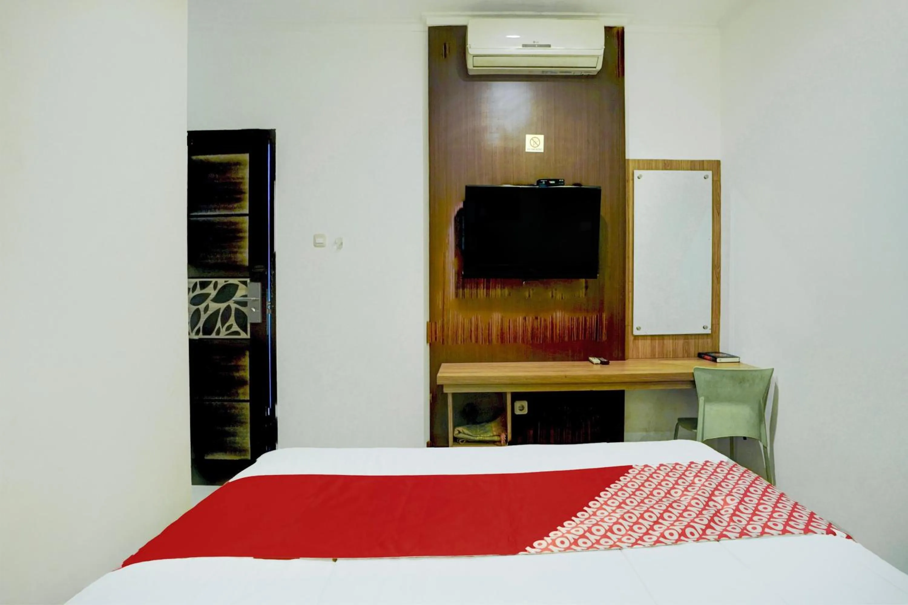 Bedroom, Bed in Hotel O Chinatown Near Ampel Formerly Hotel Novera