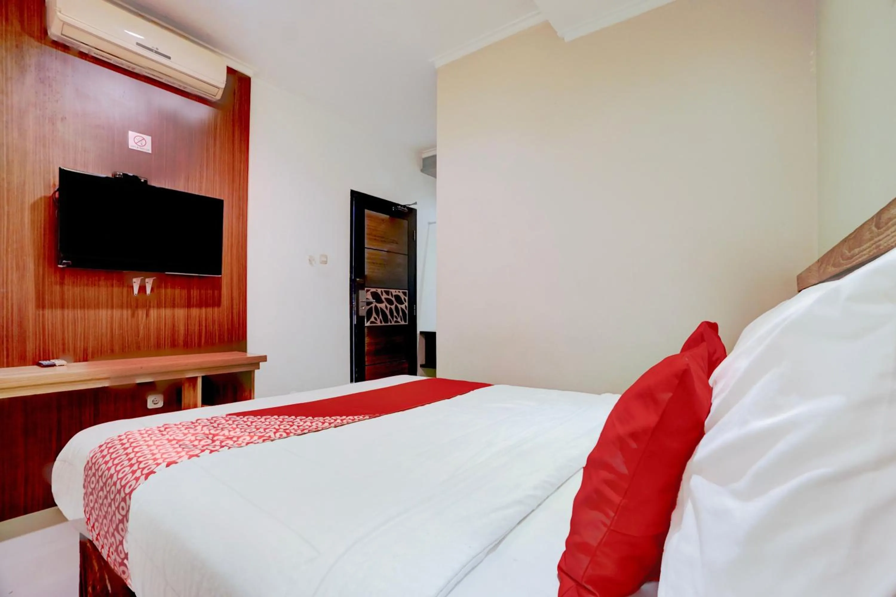 Bedroom, Bed in Hotel O Chinatown Near Ampel Formerly Hotel Novera