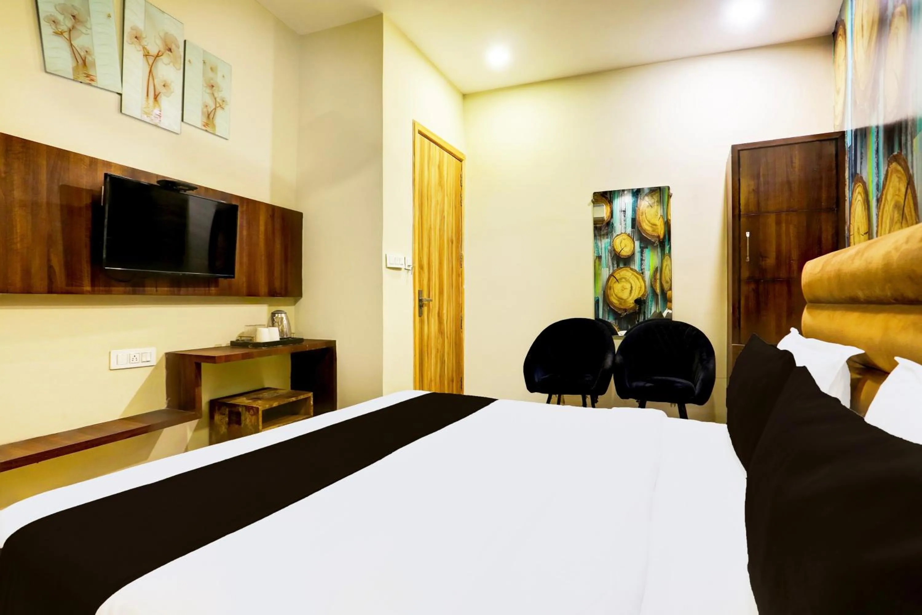 Bedroom, Bed in Hotel O by OYO Alpine Inn