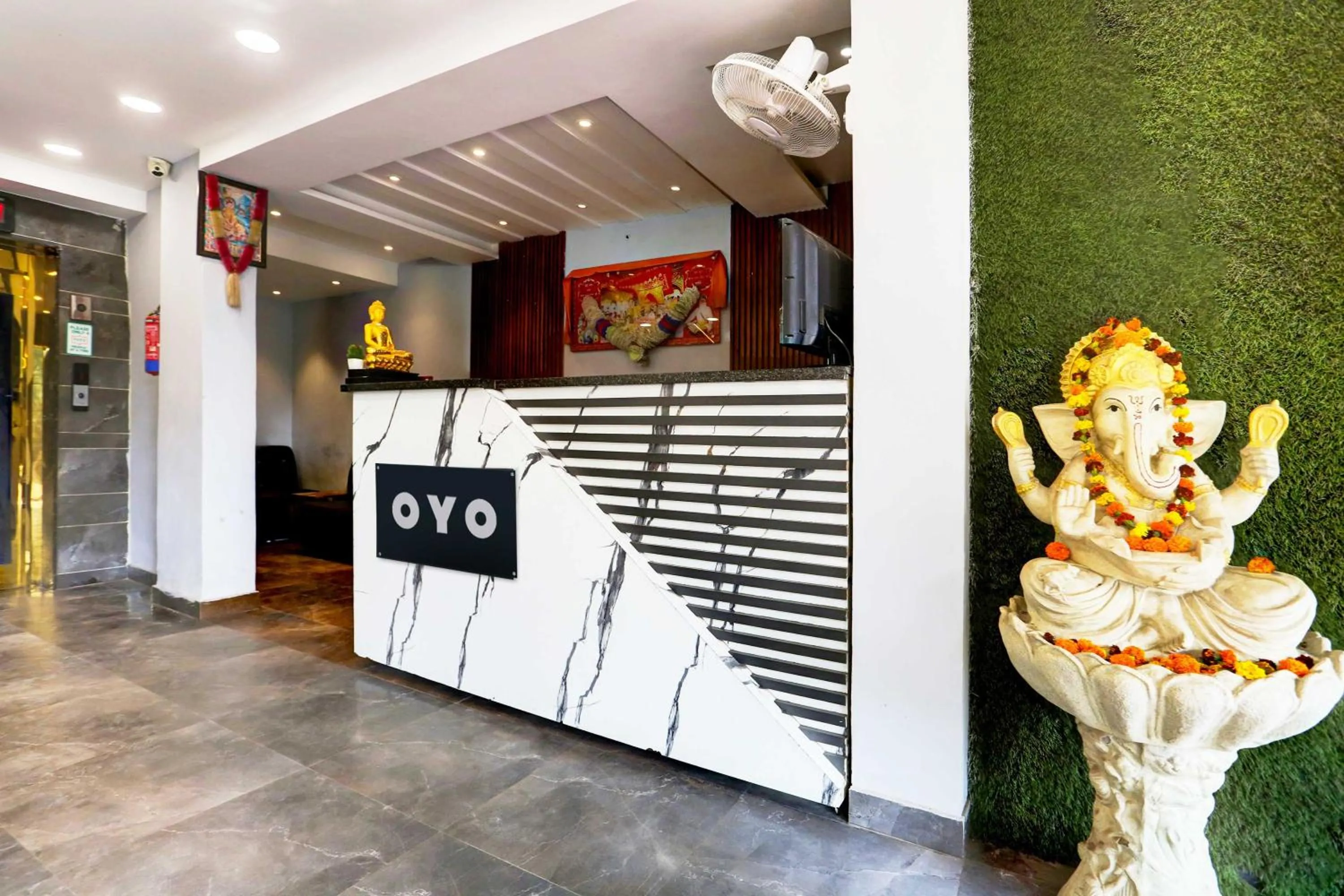 Lobby or reception in Hotel O by OYO Alpine Inn