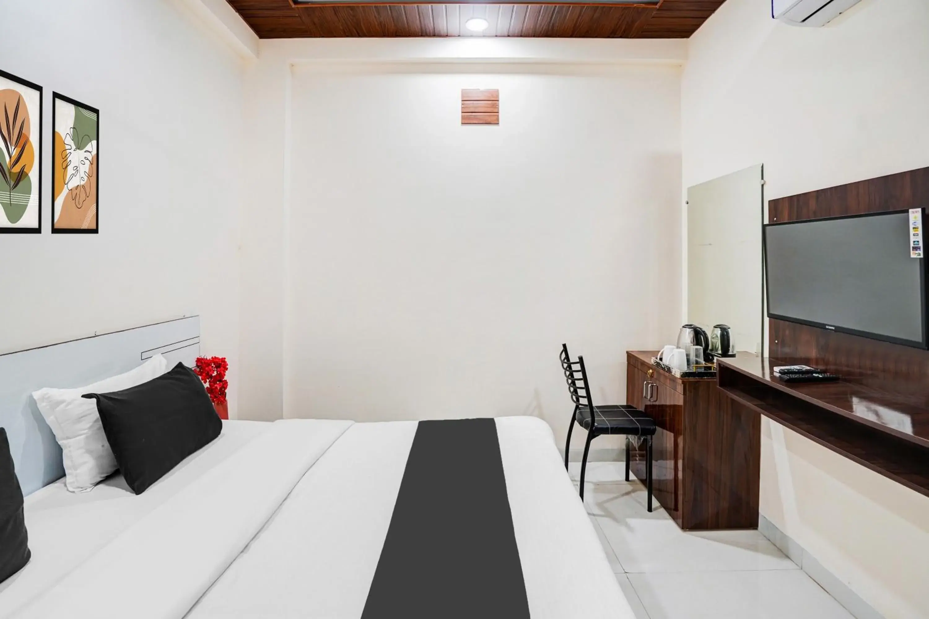 Bedroom, Bed in Hotel O Convention Centre Indore Formerly Madhur Shree Bedroom, Bed in Hotel O Convention Centre Indore Formerly Madhur Shree