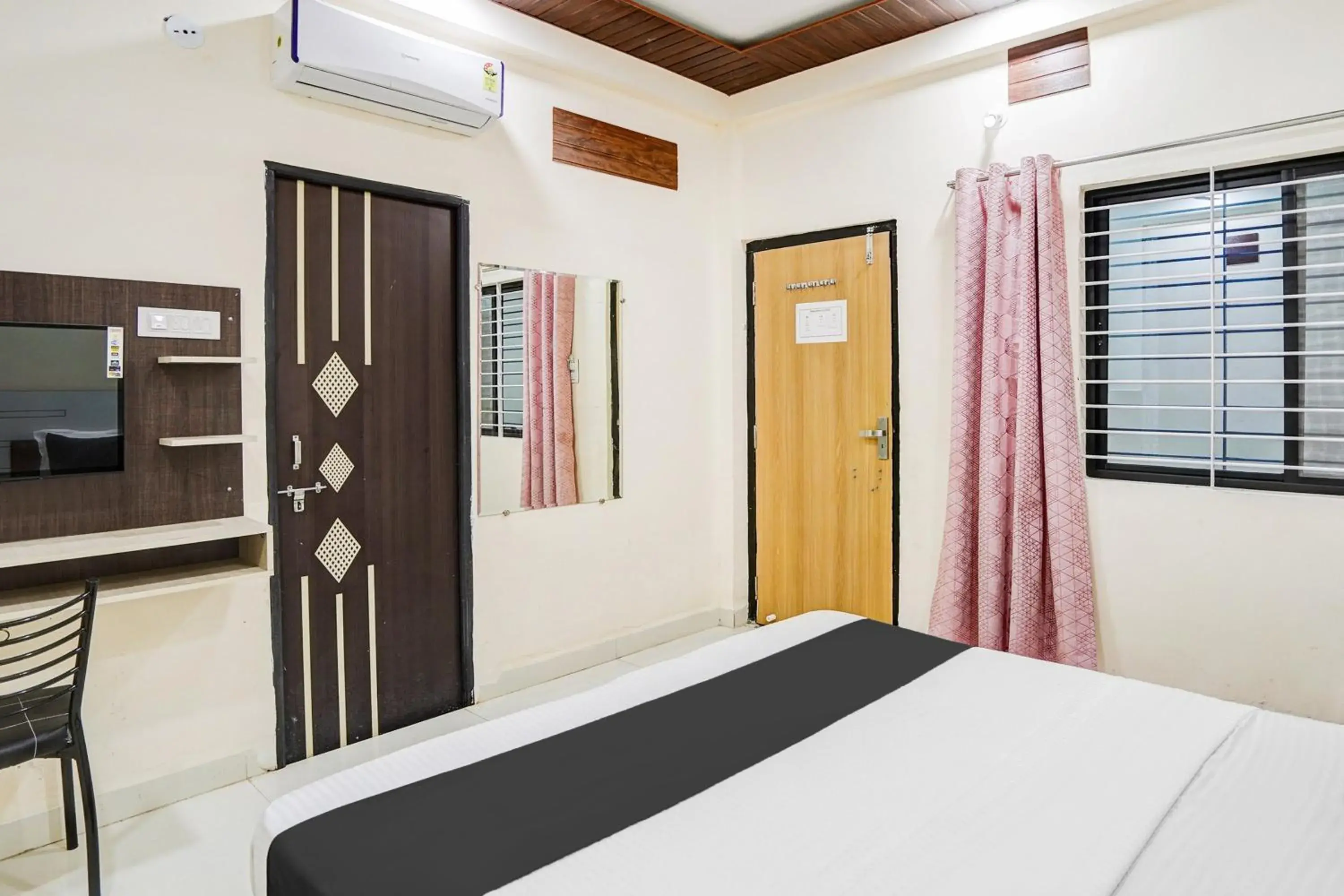 Bedroom, Bed in Hotel O Convention Centre Indore Formerly Madhur Shree Bedroom, Bed in Hotel O Convention Centre Indore Formerly Madhur Shree