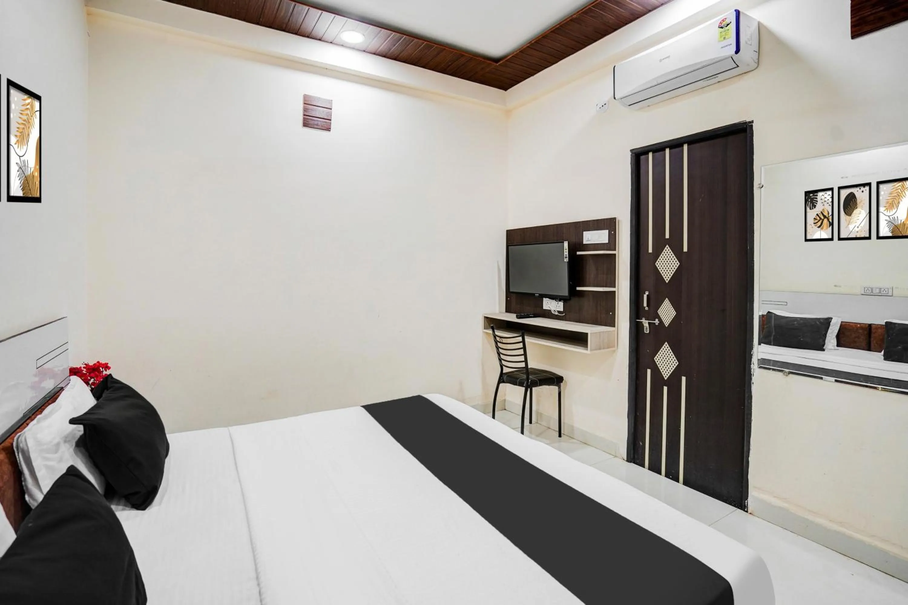 Bedroom, Bed in Hotel O Convention Centre Indore Formerly Madhur Shree