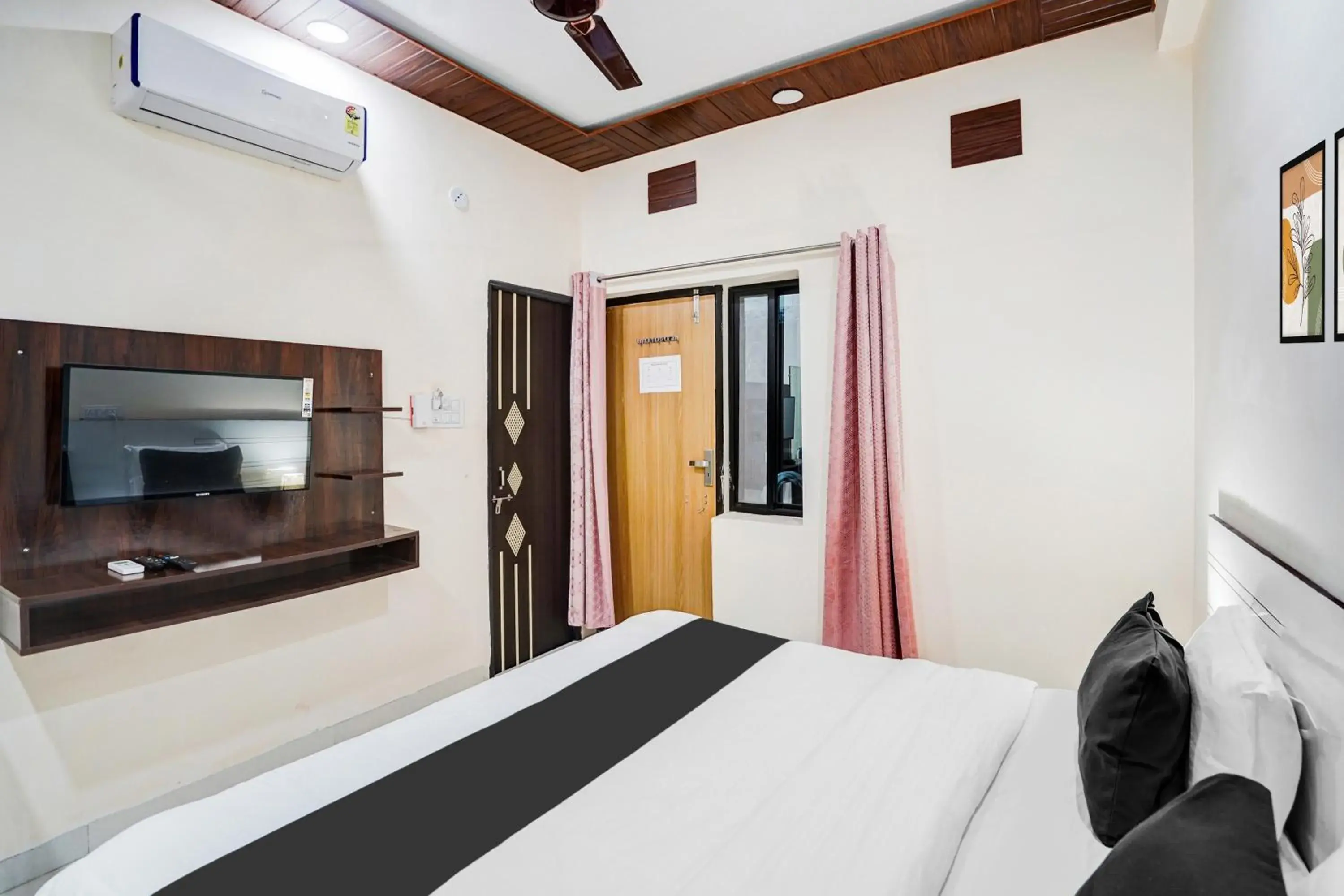 Bedroom, Bed in Hotel O Convention Centre Indore Formerly Madhur Shree Bedroom, Bed in Hotel O Convention Centre Indore Formerly Madhur Shree