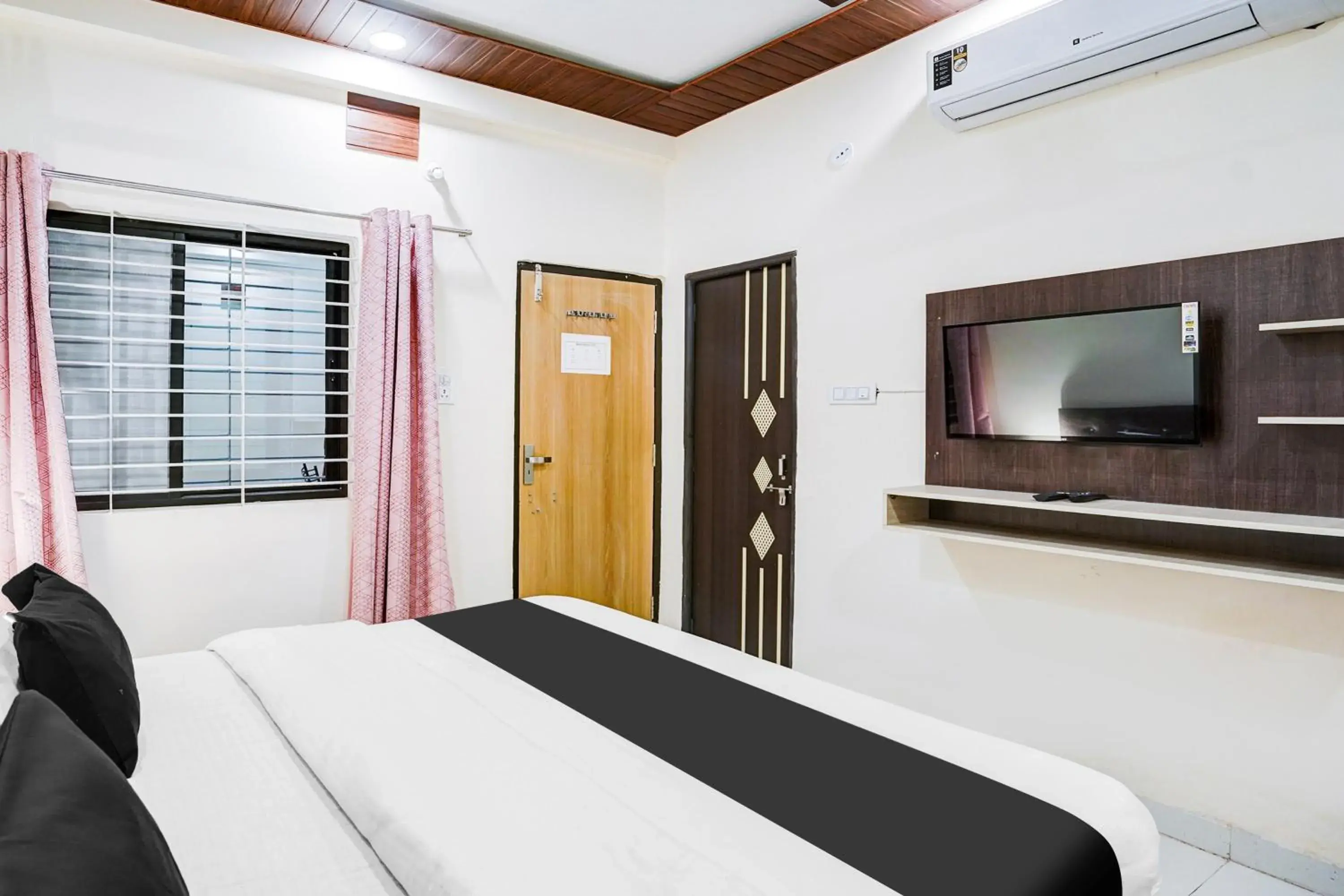 Bedroom, Bed in Hotel O Convention Centre Indore Formerly Madhur Shree Bedroom, Bed in Hotel O Convention Centre Indore Formerly Madhur Shree