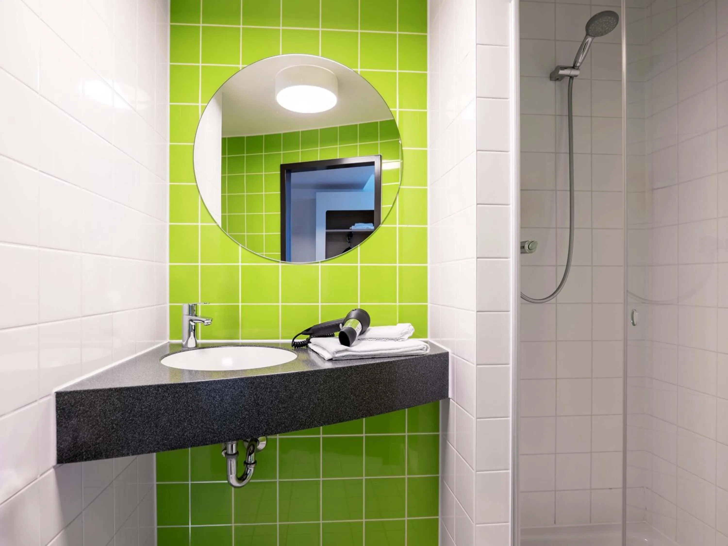 Shower in B&B Hotel Karlsruhe