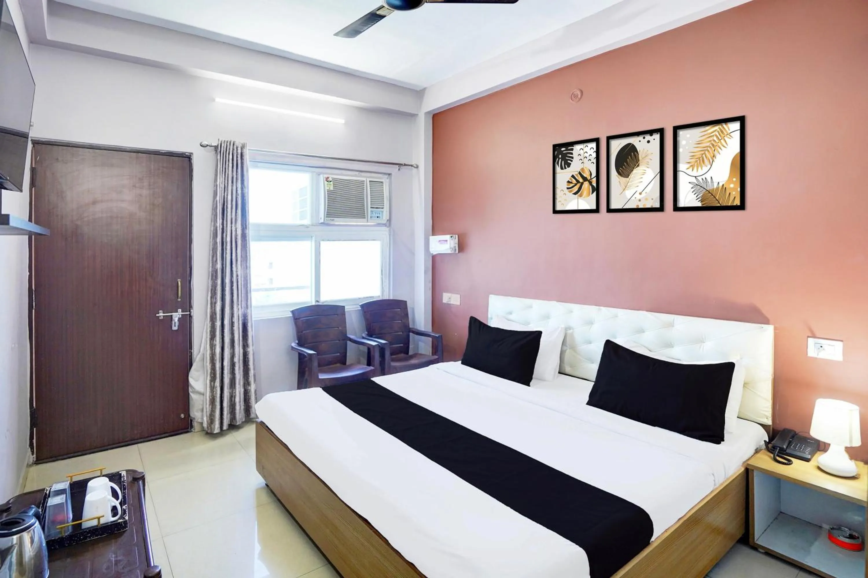 Bedroom, Bed in Super Hotel O BLW Kakarmatta Near Banaras Junction
