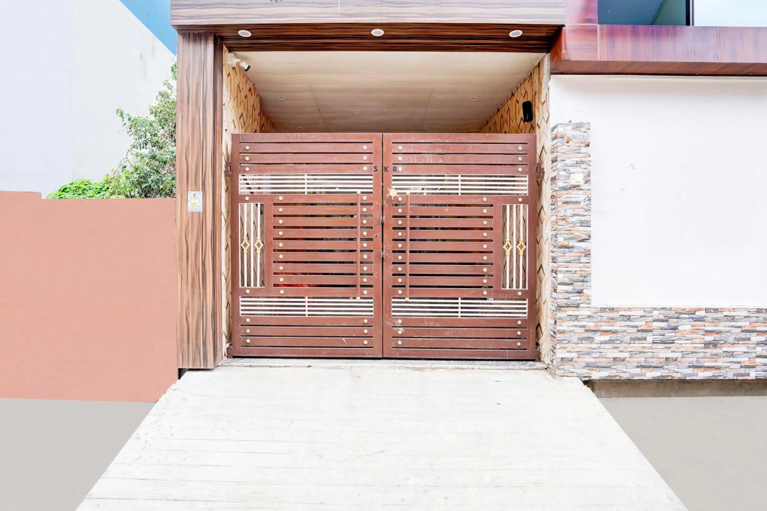 Facade/entrance in Super Hotel O BLW Kakarmatta Near Banaras Junction