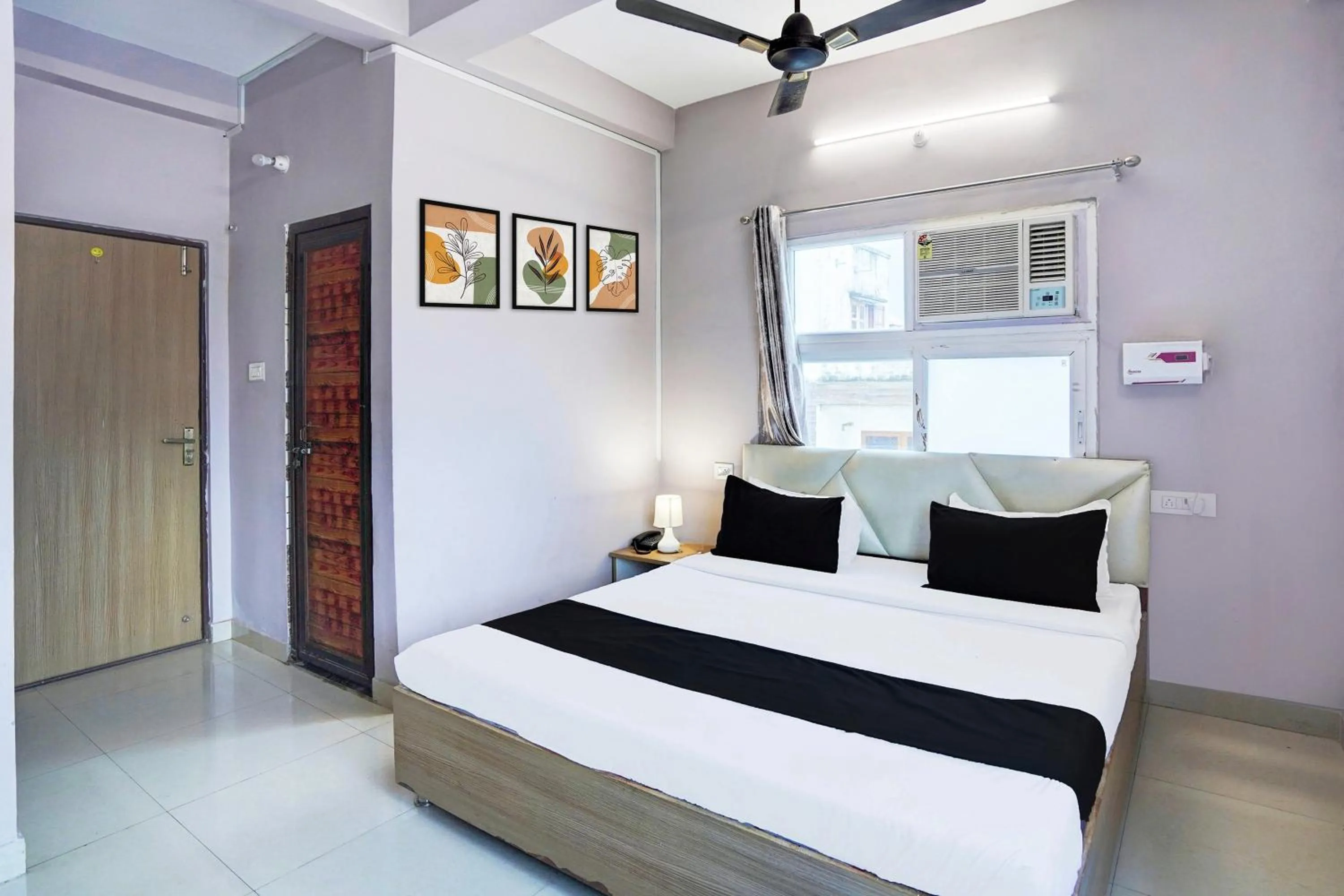 Bedroom, Bed in Super Hotel O BLW Kakarmatta Near Banaras Junction