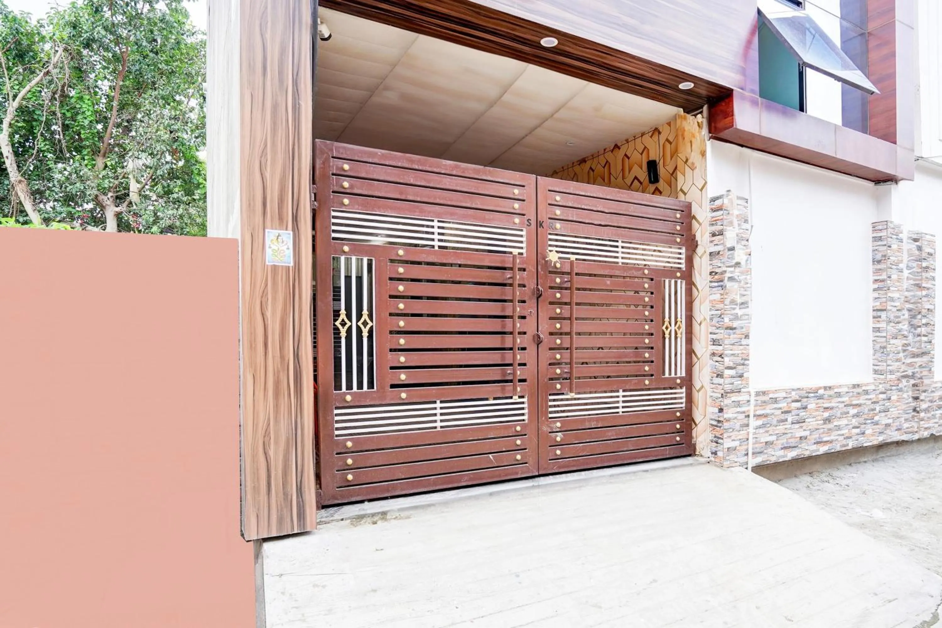 Facade/entrance in Super Hotel O BLW Kakarmatta Near Banaras Junction