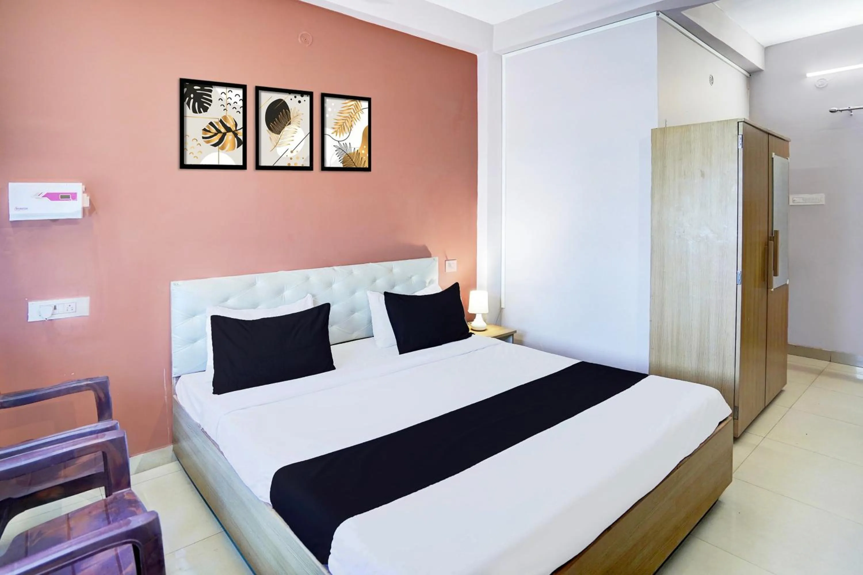 Bedroom, Bed in Super Hotel O BLW Kakarmatta Near Banaras Junction