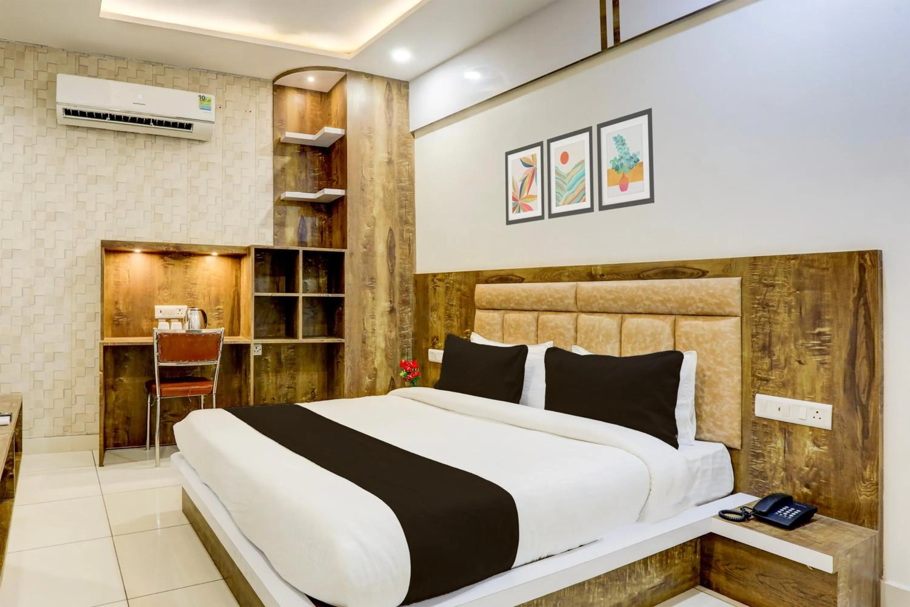 Bedroom, Bed in Super Townhouse Model Town Rohtak Formerly Hotel Tathastu