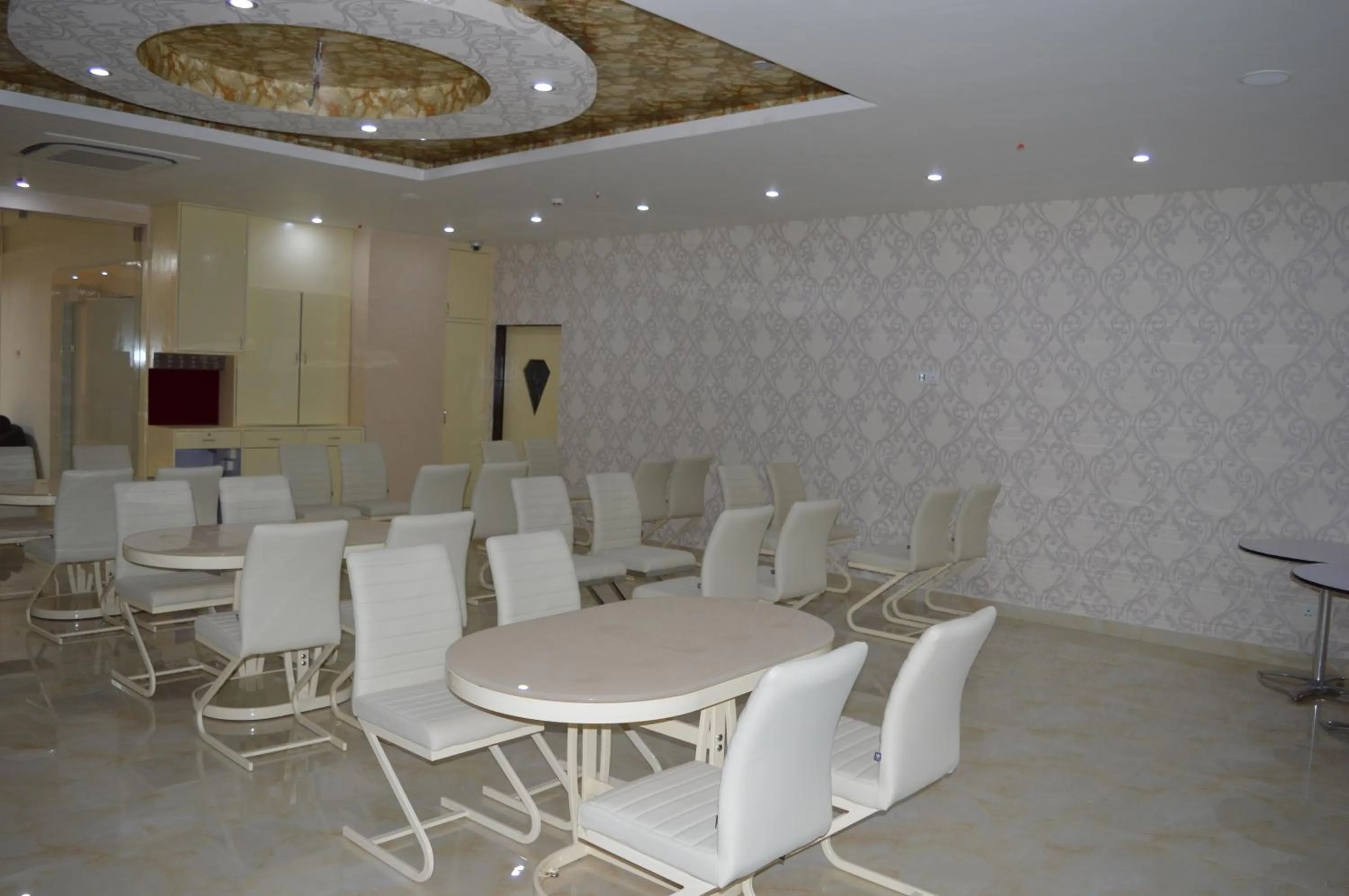 Restaurant/places to eat in Hotel Diamonds Pearl